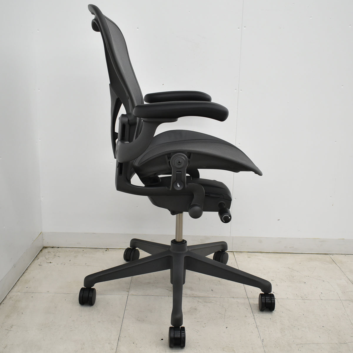【中古】ハーマンミラー　 アーロンチェア　リマスタード　Bサイズ　可動肘　ポスチャーフィット　グレー　2026052302【中古オフィス家具】