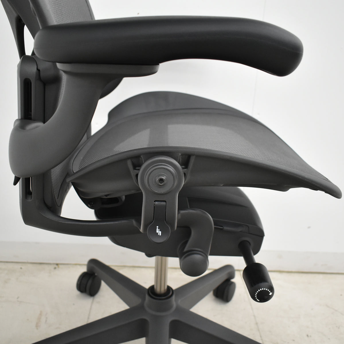 【中古】ハーマンミラー　 アーロンチェア　リマスタード　Bサイズ　可動肘　ポスチャーフィット　グレー　2026052302【中古オフィス家具】