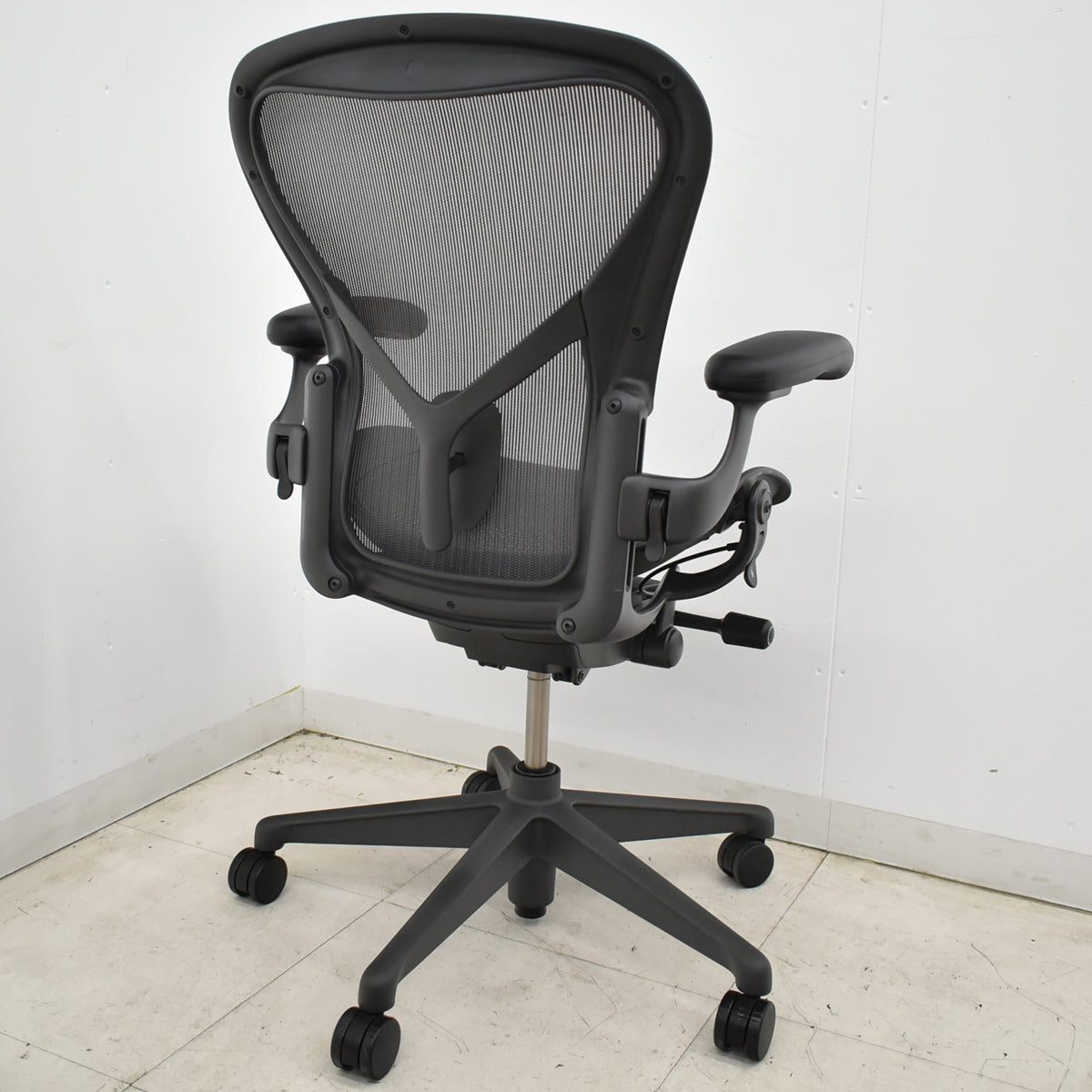 【中古】ハーマンミラー　 アーロンチェア　リマスタード　Bサイズ　可動肘　ポスチャーフィット　グレー　2026052302【中古オフィス家具】