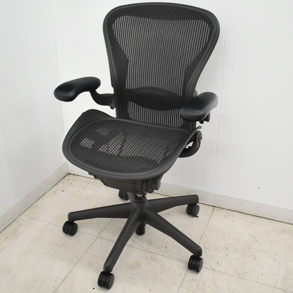【中古】ハーマンミラー　アーロンチェア　Bサイズ　可動肘付　ランバーサポート　肘レバータイプ　ブラック　2026052303【中古オフィス家具】