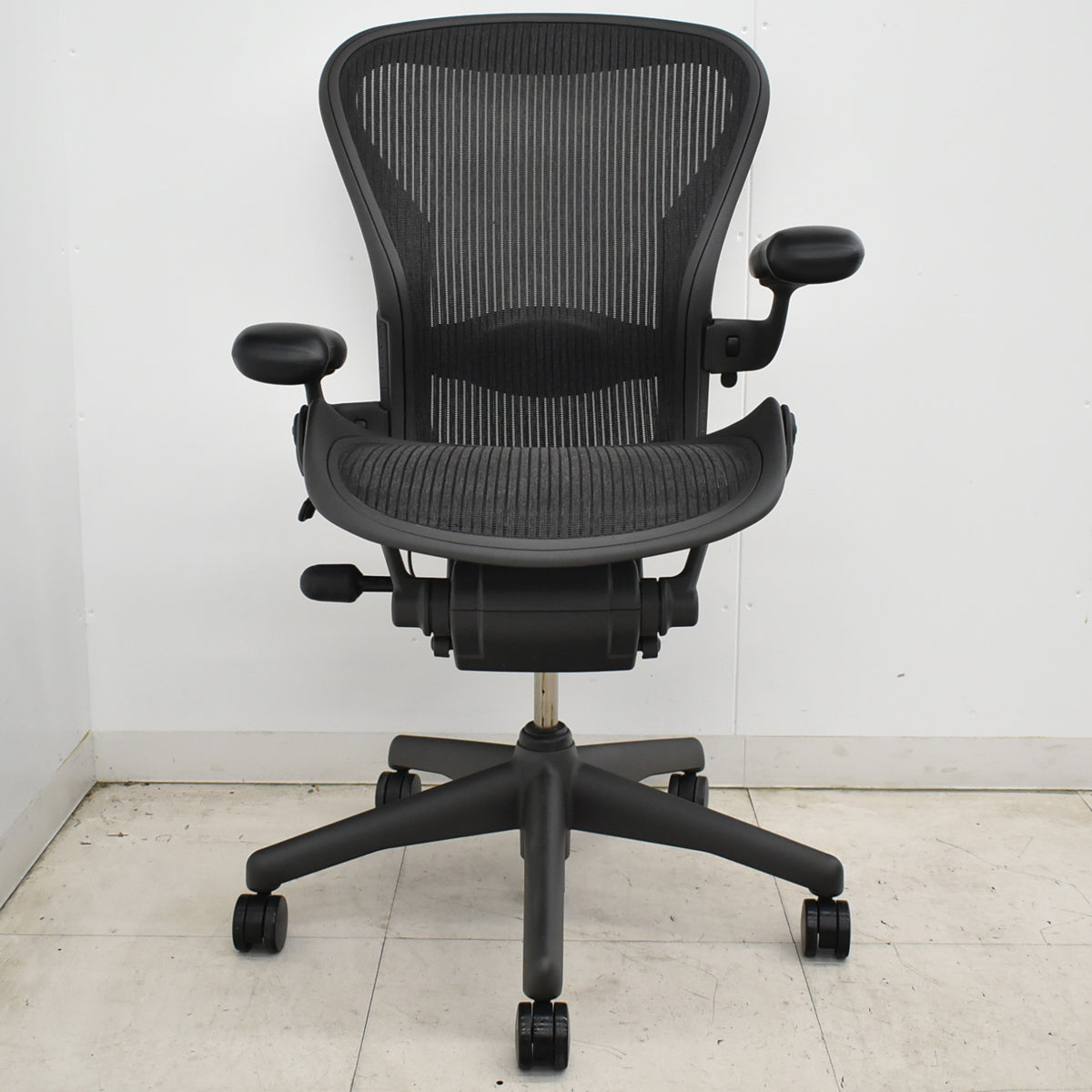 【中古】ハーマンミラー　アーロンチェア　Bサイズ　可動肘付　ランバーサポート　肘レバータイプ　ブラック　2026052303【中古オフィス家具】