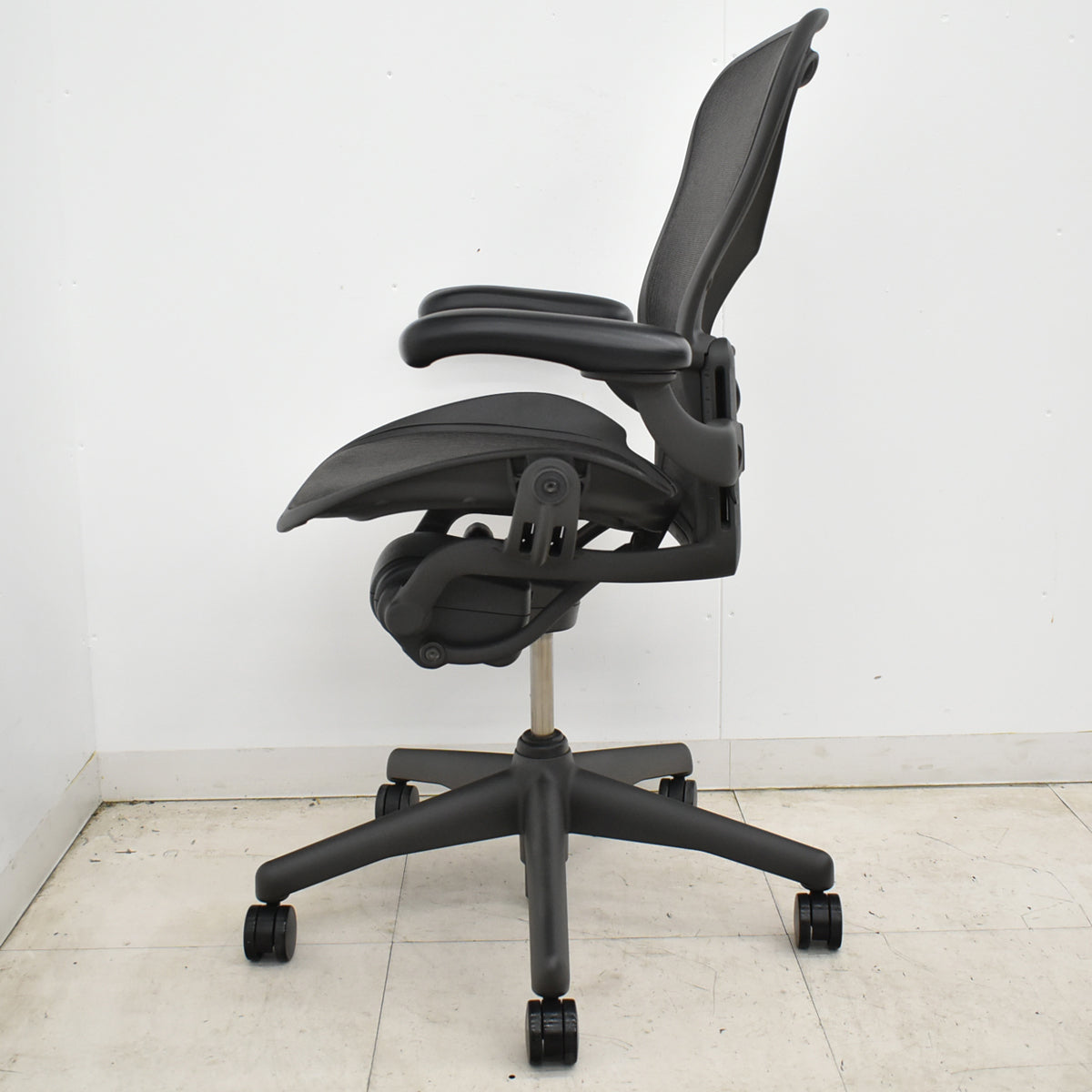 【中古】ハーマンミラー　アーロンチェア　Bサイズ　可動肘付　ランバーサポート　肘レバータイプ　ブラック　2026052303【中古オフィス家具】