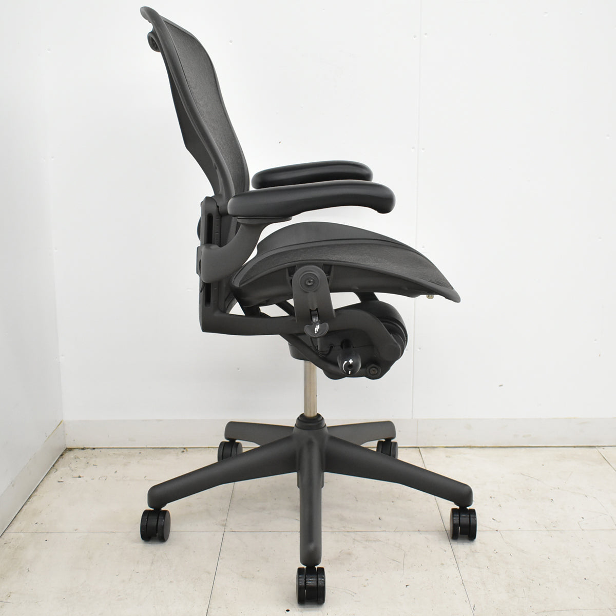 【中古】ハーマンミラー　アーロンチェア　Bサイズ　可動肘付　ランバーサポート　肘レバータイプ　ブラック　2026052303【中古オフィス家具】