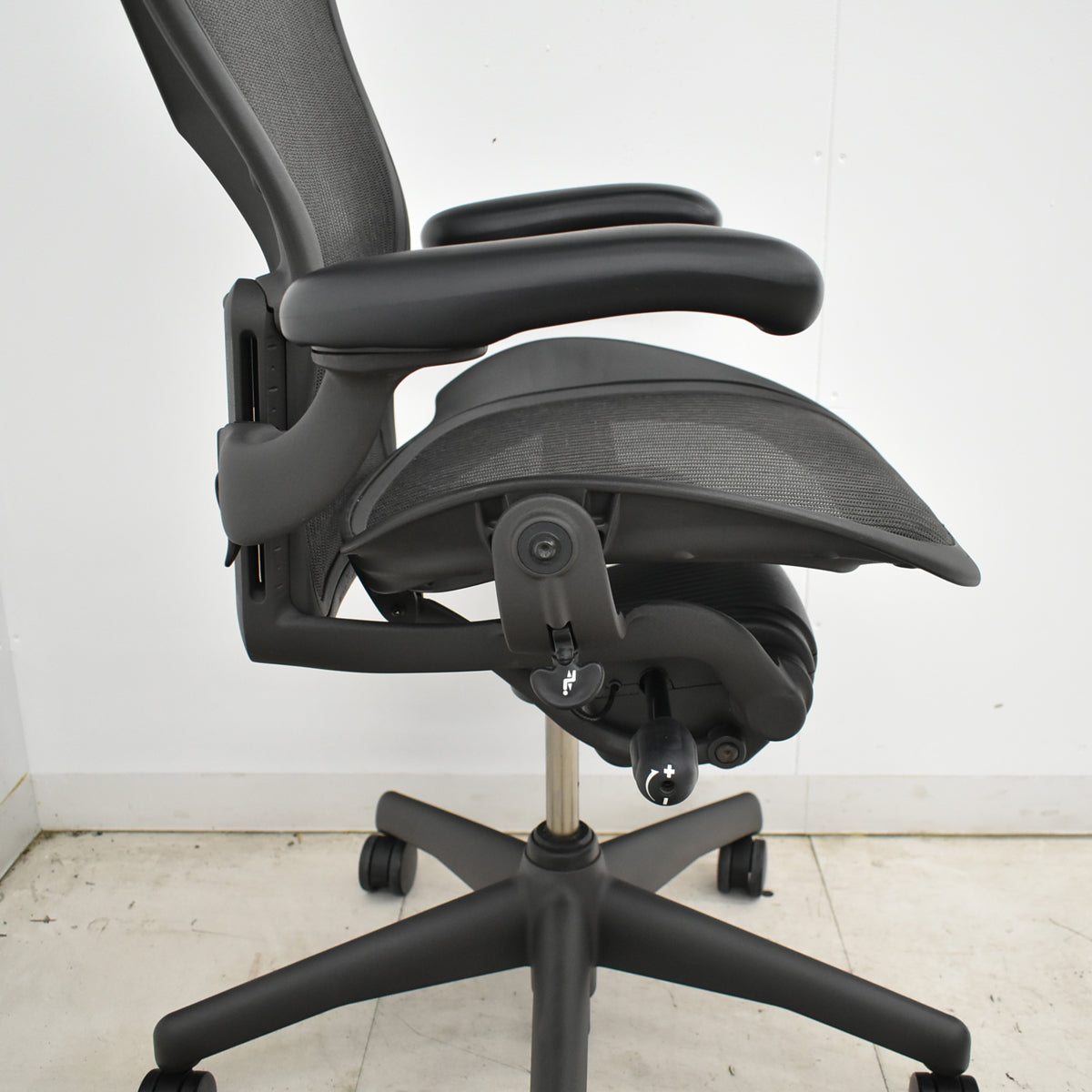 【中古】ハーマンミラー　アーロンチェア　Bサイズ　可動肘付　ランバーサポート　肘レバータイプ　ブラック　2026052303【中古オフィス家具】