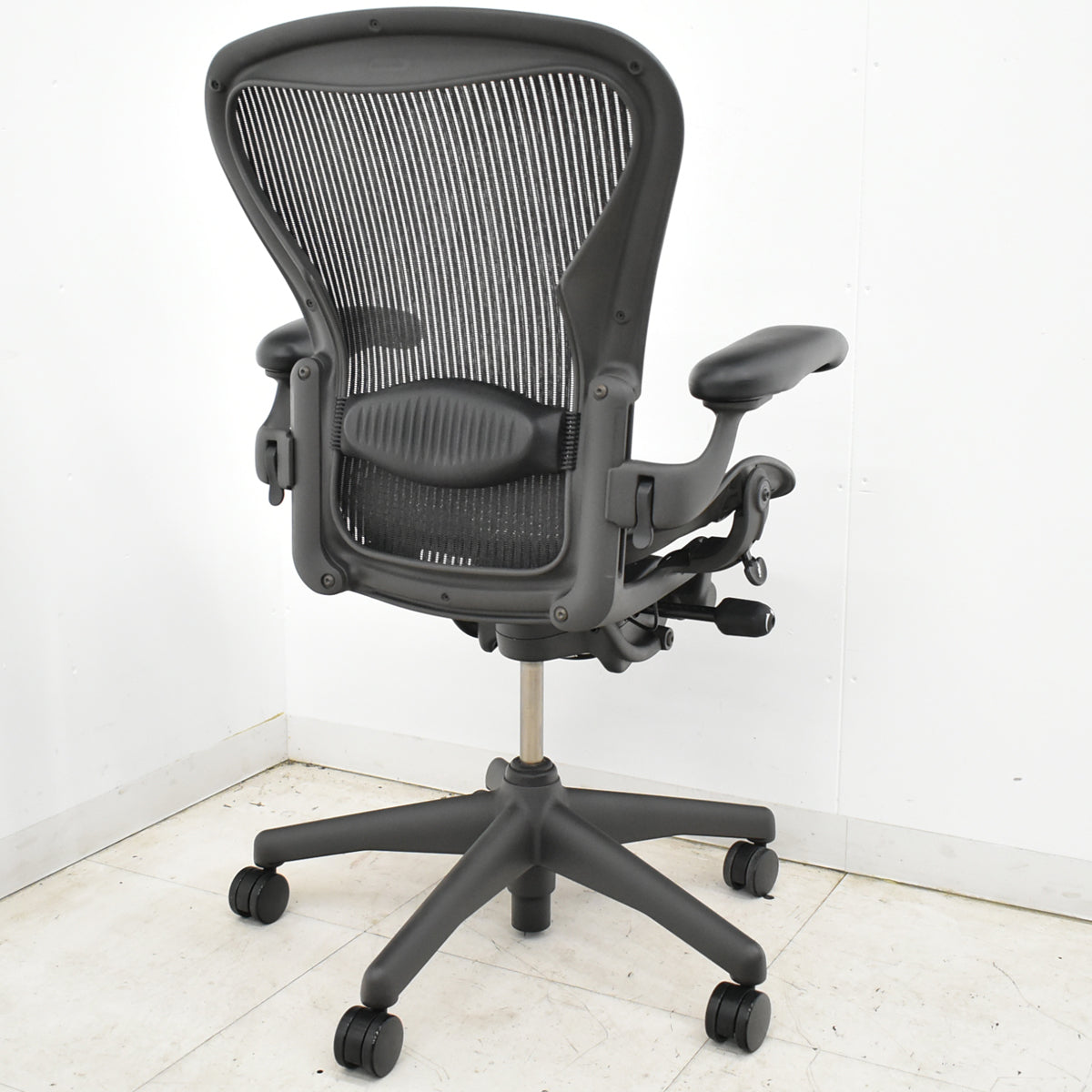 【中古】ハーマンミラー　アーロンチェア　Bサイズ　可動肘付　ランバーサポート　肘レバータイプ　ブラック　2026052303【中古オフィス家具】