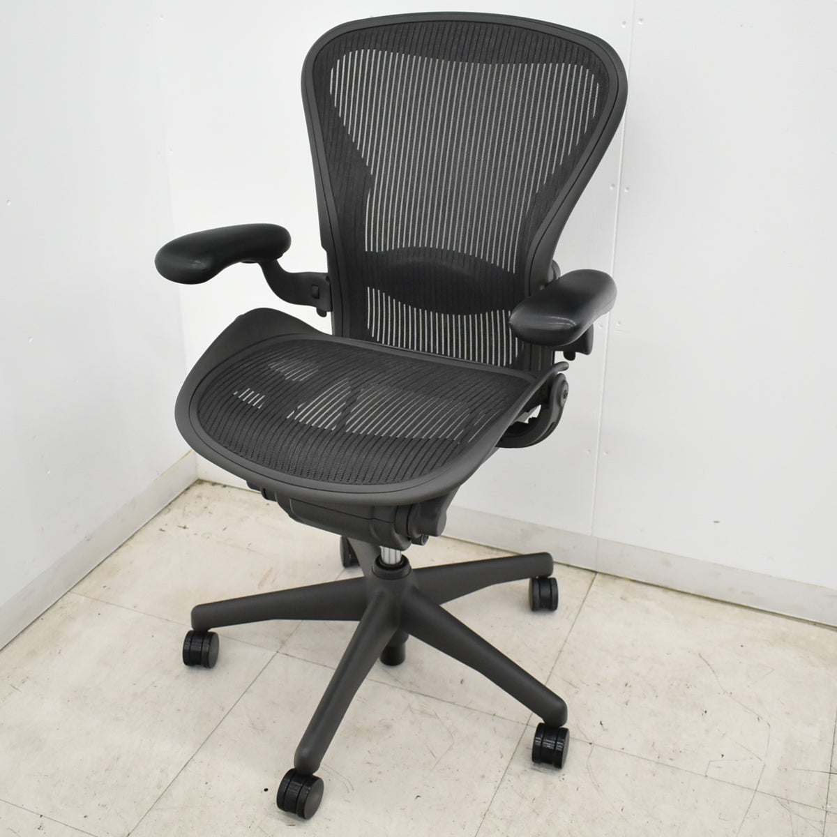 【中古】ハーマンミラー　アーロンチェア　Bサイズ　可動肘付　ランバーサポート　肘レバータイプ　ガスシリンダー新品　ブラック　2026052304【中古オフィス家具】