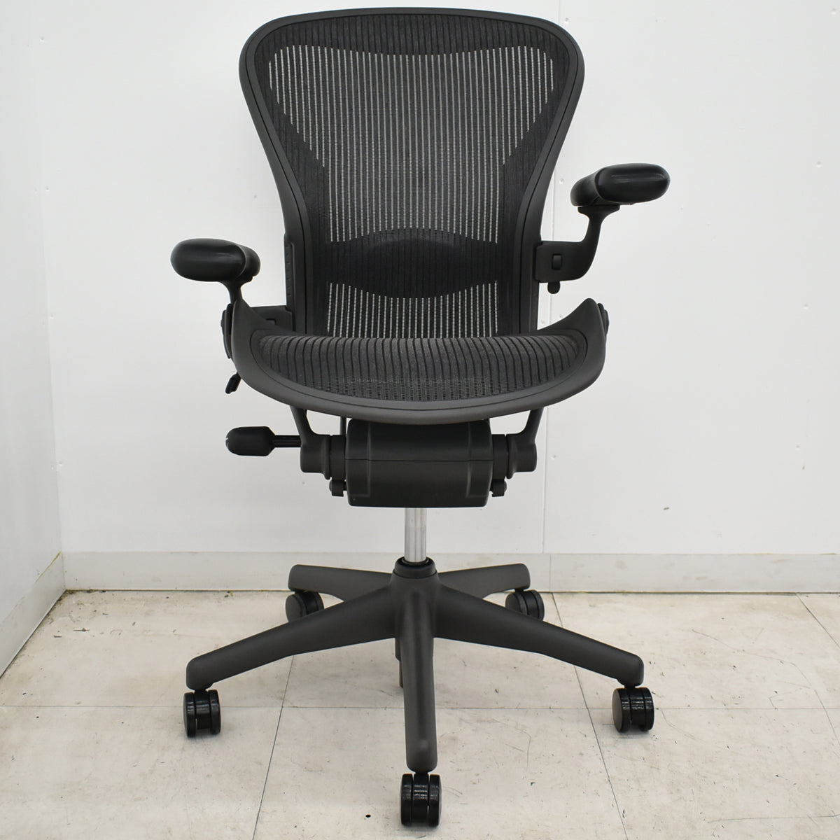【中古】ハーマンミラー　アーロンチェア　Bサイズ　可動肘付　ランバーサポート　肘レバータイプ　ガスシリンダー新品　ブラック　2026052304【中古オフィス家具】