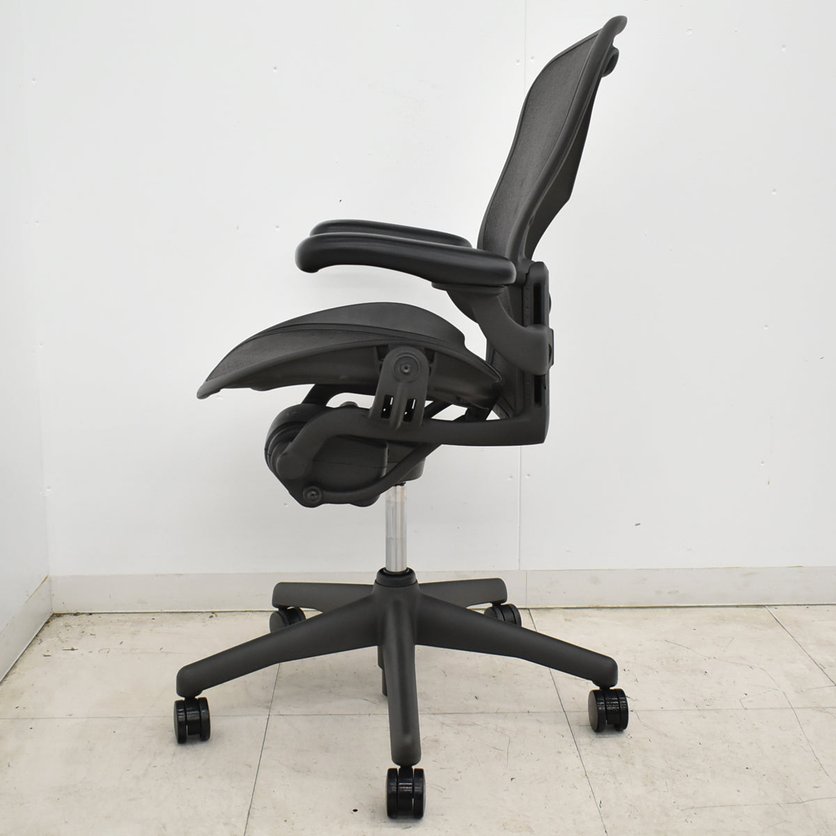 【中古】ハーマンミラー　アーロンチェア　Bサイズ　可動肘付　ランバーサポート　肘レバータイプ　ガスシリンダー新品　ブラック　2026052304【中古オフィス家具】