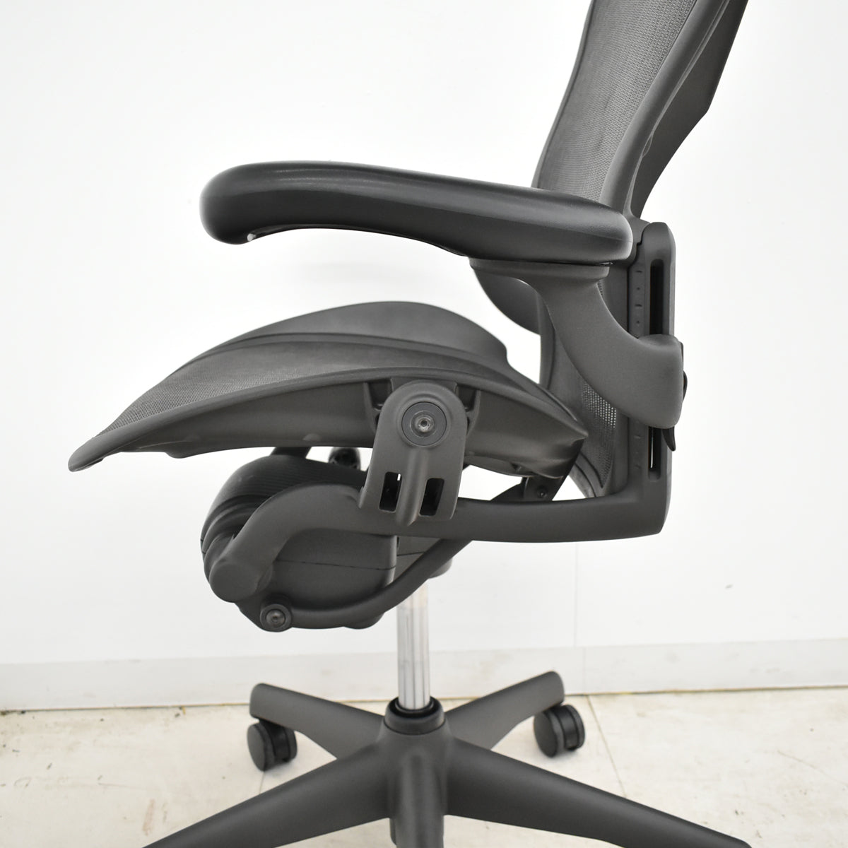 【中古】ハーマンミラー　アーロンチェア　Bサイズ　可動肘付　ランバーサポート　肘レバータイプ　ガスシリンダー新品　ブラック　2026052304【中古オフィス家具】