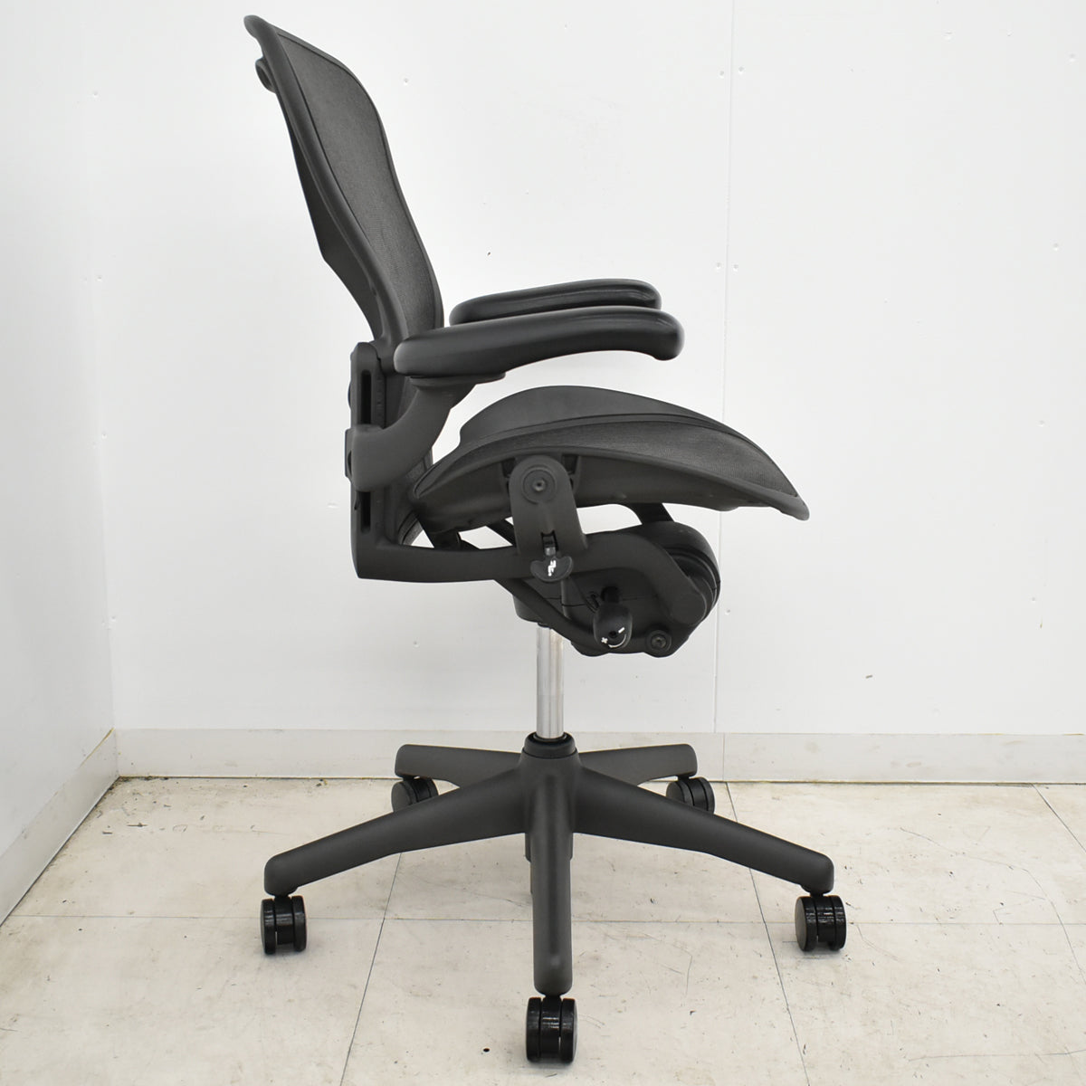 【中古】ハーマンミラー　アーロンチェア　Bサイズ　可動肘付　ランバーサポート　肘レバータイプ　ガスシリンダー新品　ブラック　2026052304【中古オフィス家具】