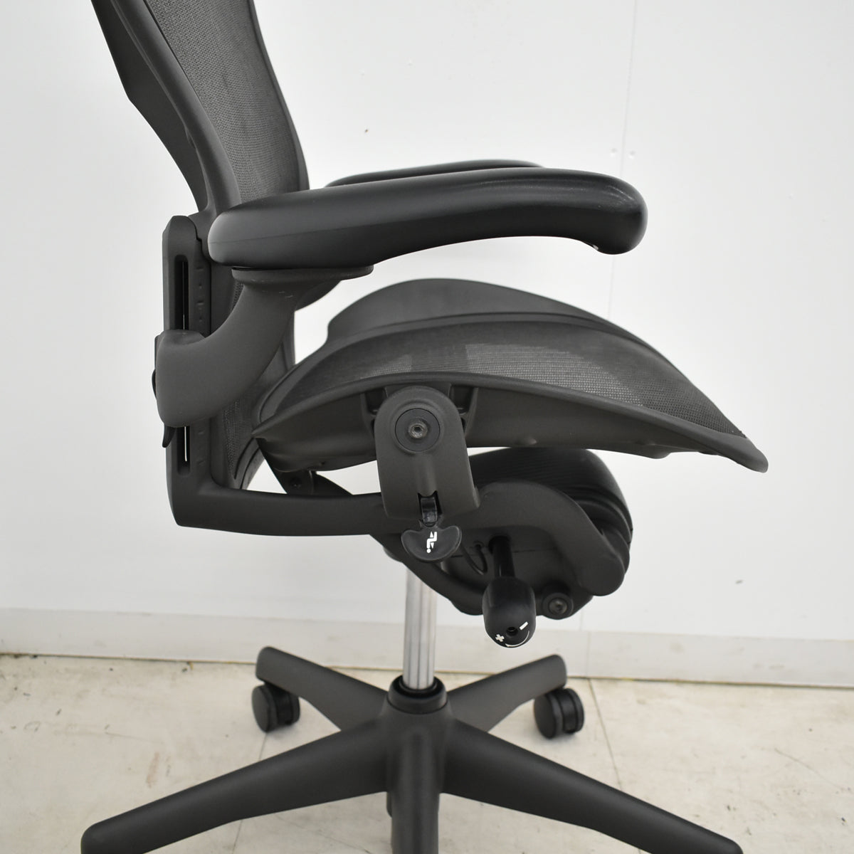【中古】ハーマンミラー　アーロンチェア　Bサイズ　可動肘付　ランバーサポート　肘レバータイプ　ガスシリンダー新品　ブラック　2026052304【中古オフィス家具】