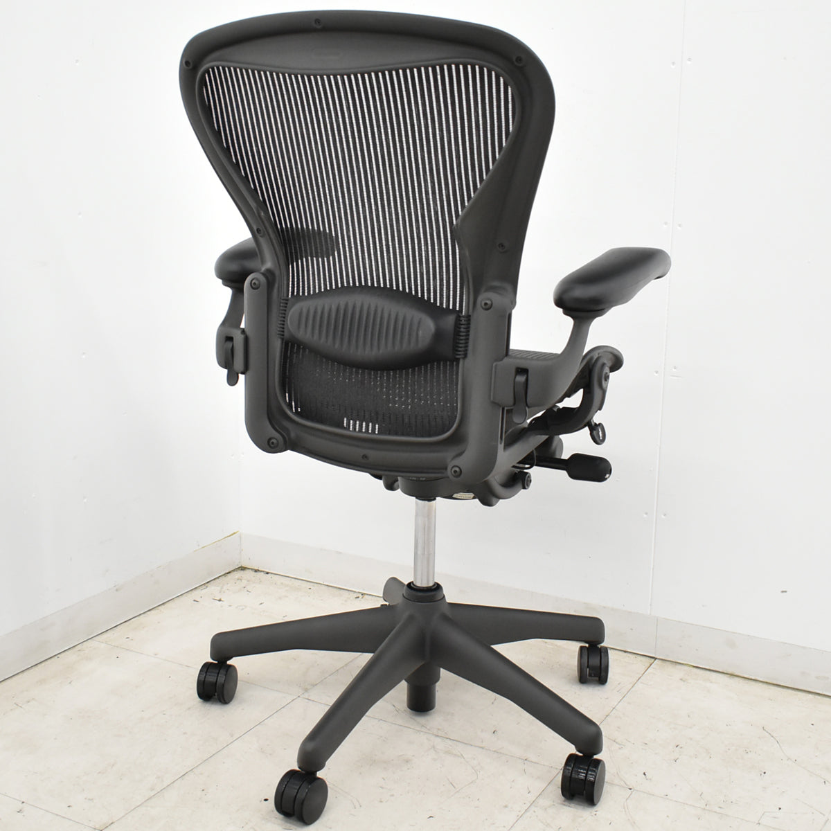 【中古】ハーマンミラー　アーロンチェア　Bサイズ　可動肘付　ランバーサポート　肘レバータイプ　ガスシリンダー新品　ブラック　2026052304【中古オフィス家具】