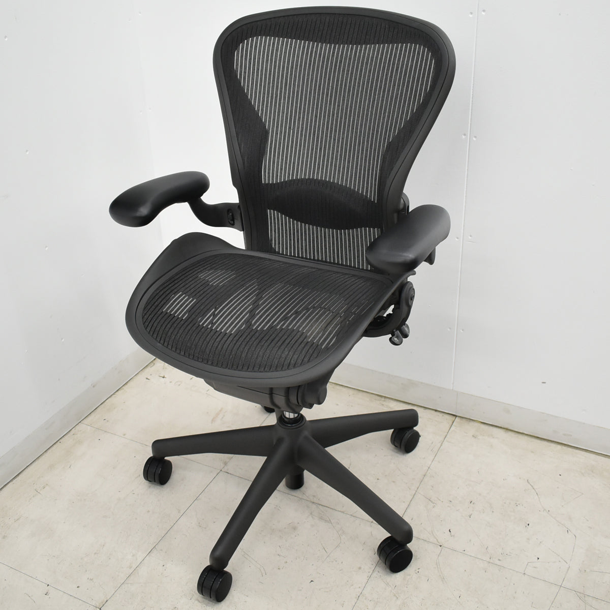 【中古】ハーマンミラー　アーロンチェア　Bサイズ　フル装備　ランバーサポート　肘ダイヤルタイプ　ガスシリンダー新品　ブラック　2026052305【中古オフィス家具】