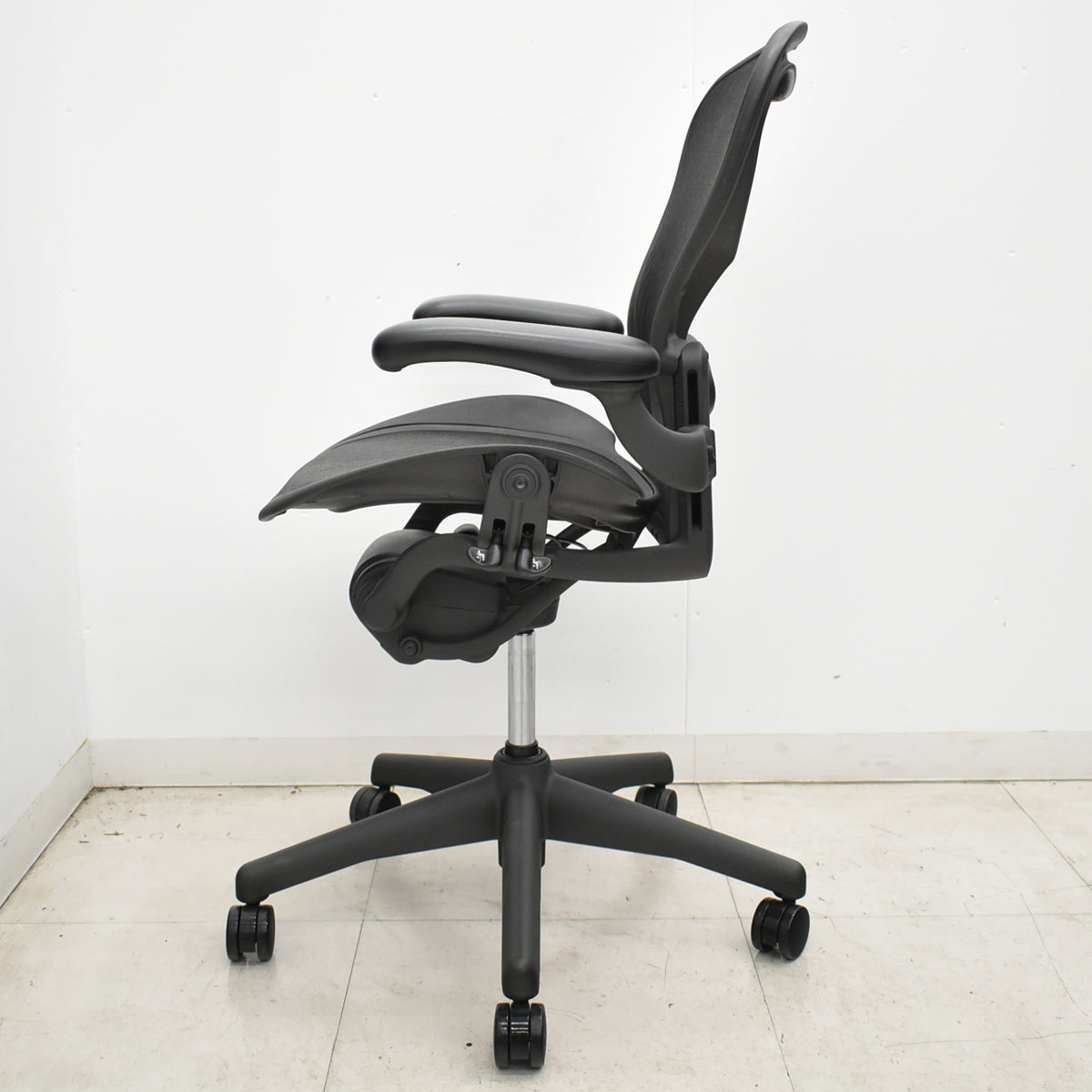 【中古】ハーマンミラー　アーロンチェア　Bサイズ　フル装備　ランバーサポート　肘ダイヤルタイプ　ガスシリンダー新品　ブラック　2026052305【中古オフィス家具】