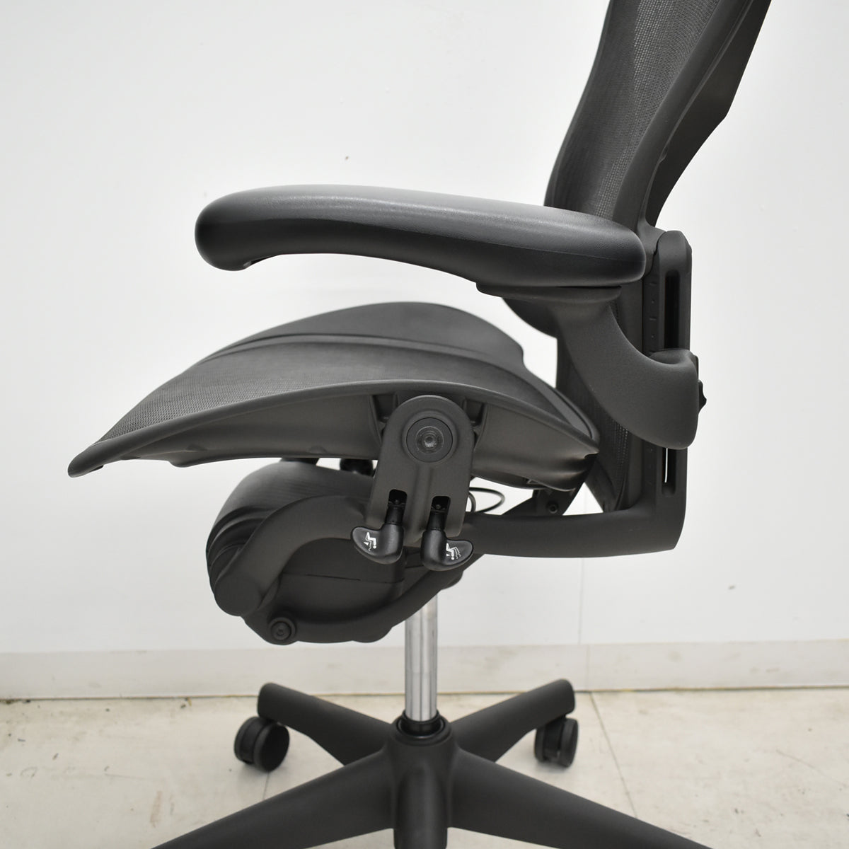 【中古】ハーマンミラー　アーロンチェア　Bサイズ　フル装備　ランバーサポート　肘ダイヤルタイプ　ガスシリンダー新品　ブラック　2026052305【中古オフィス家具】