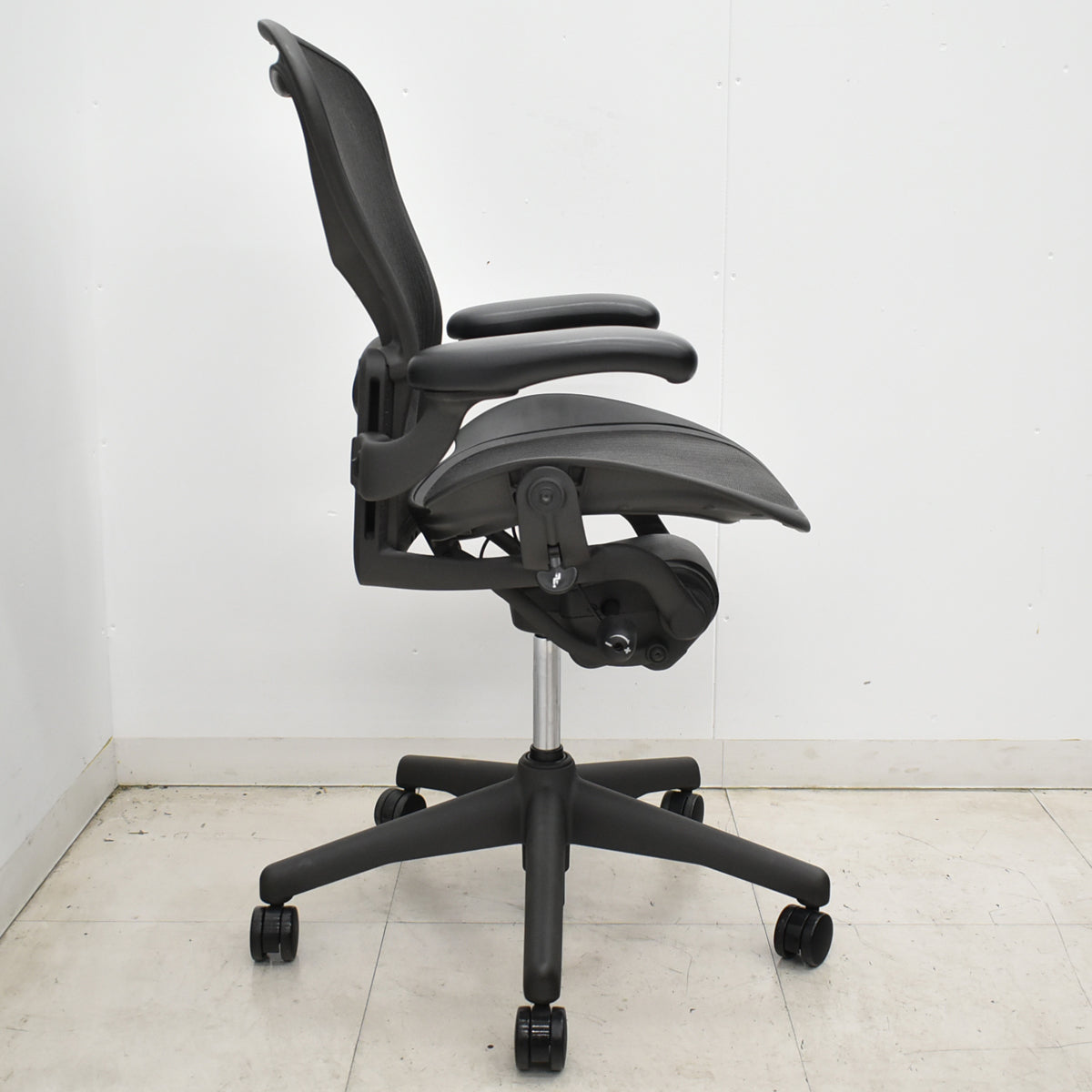 【中古】ハーマンミラー　アーロンチェア　Bサイズ　フル装備　ランバーサポート　肘ダイヤルタイプ　ガスシリンダー新品　ブラック　2026052305【中古オフィス家具】