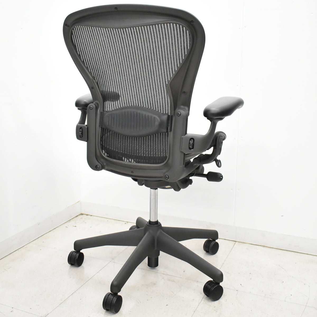 【中古】ハーマンミラー　アーロンチェア　Bサイズ　フル装備　ランバーサポート　肘ダイヤルタイプ　ガスシリンダー新品　ブラック　2026052305【中古オフィス家具】