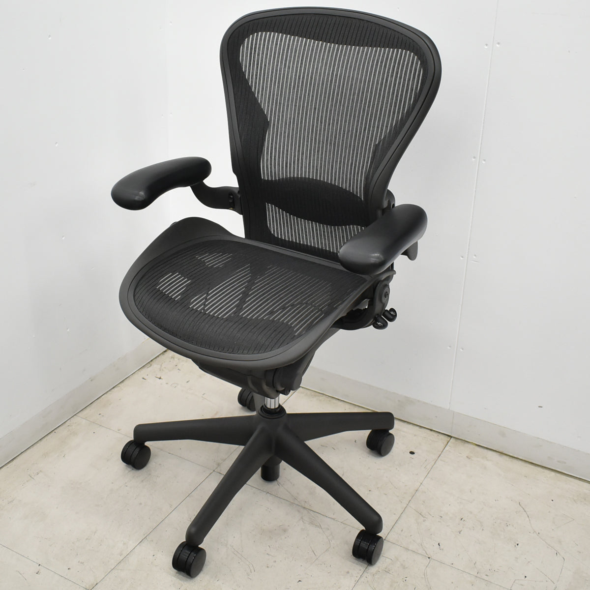 【中古】ハーマンミラー　アーロンチェア　Bサイズ　フル装備　ランバーサポート　肘ダイヤルタイプ　ガスシリンダー新品　ブラック　2026052306【中古オフィス家具】