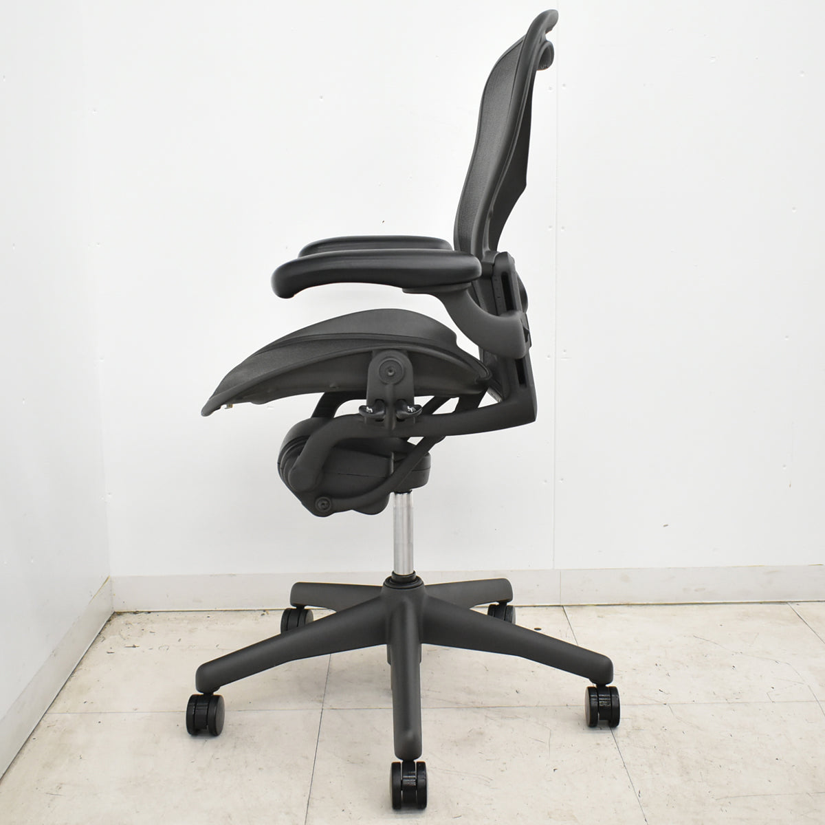 【中古】ハーマンミラー　アーロンチェア　Bサイズ　フル装備　ランバーサポート　肘ダイヤルタイプ　ガスシリンダー新品　ブラック　2026052306【中古オフィス家具】