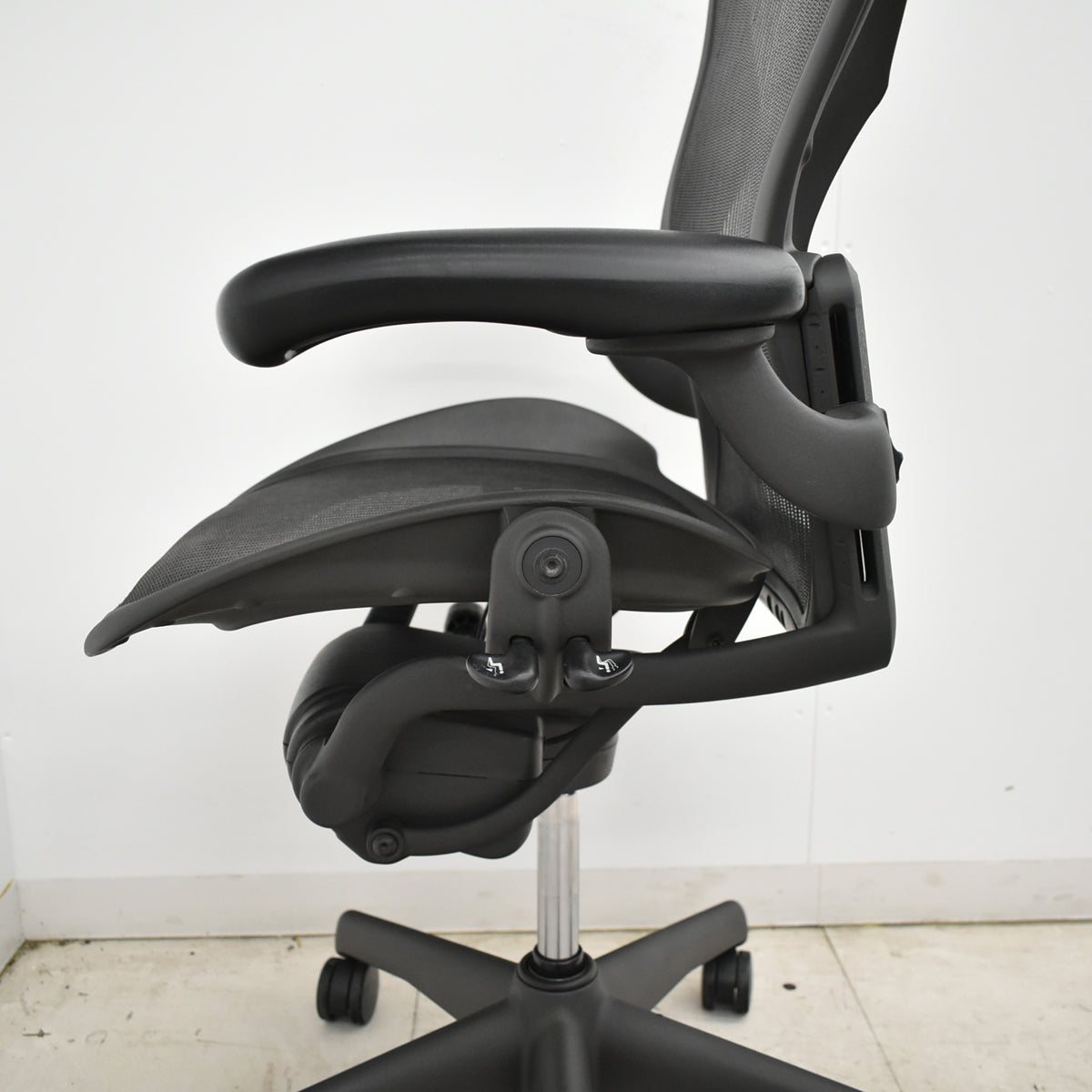 【中古】ハーマンミラー　アーロンチェア　Bサイズ　フル装備　ランバーサポート　肘ダイヤルタイプ　ガスシリンダー新品　ブラック　2026052306【中古オフィス家具】