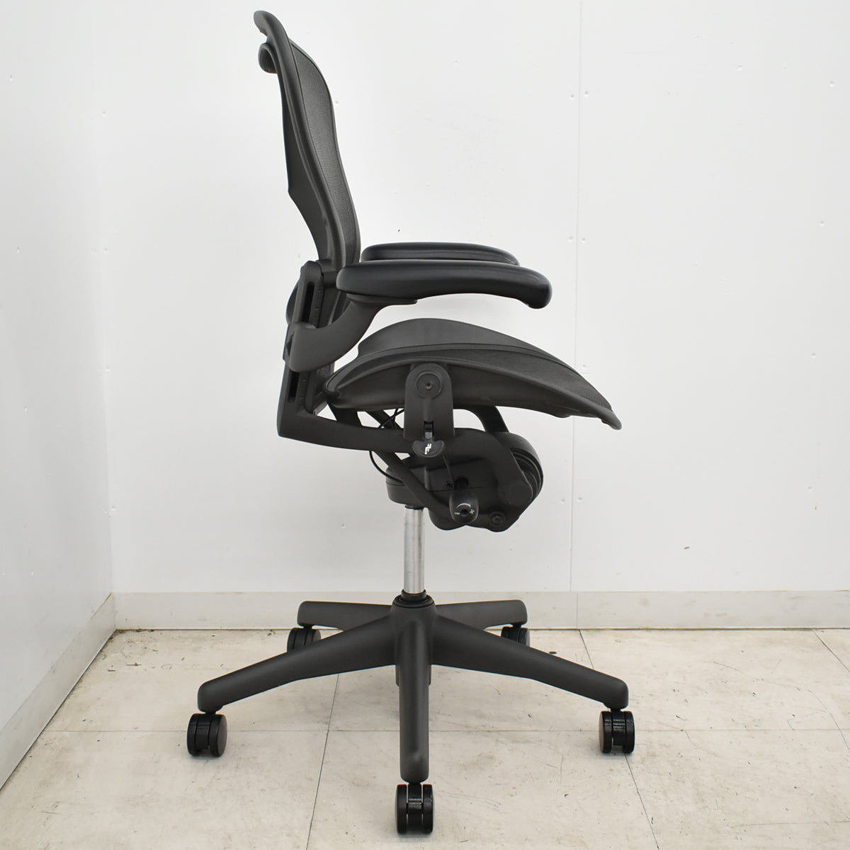 【中古】ハーマンミラー　アーロンチェア　Bサイズ　フル装備　ランバーサポート　肘ダイヤルタイプ　ガスシリンダー新品　ブラック　2026052306【中古オフィス家具】