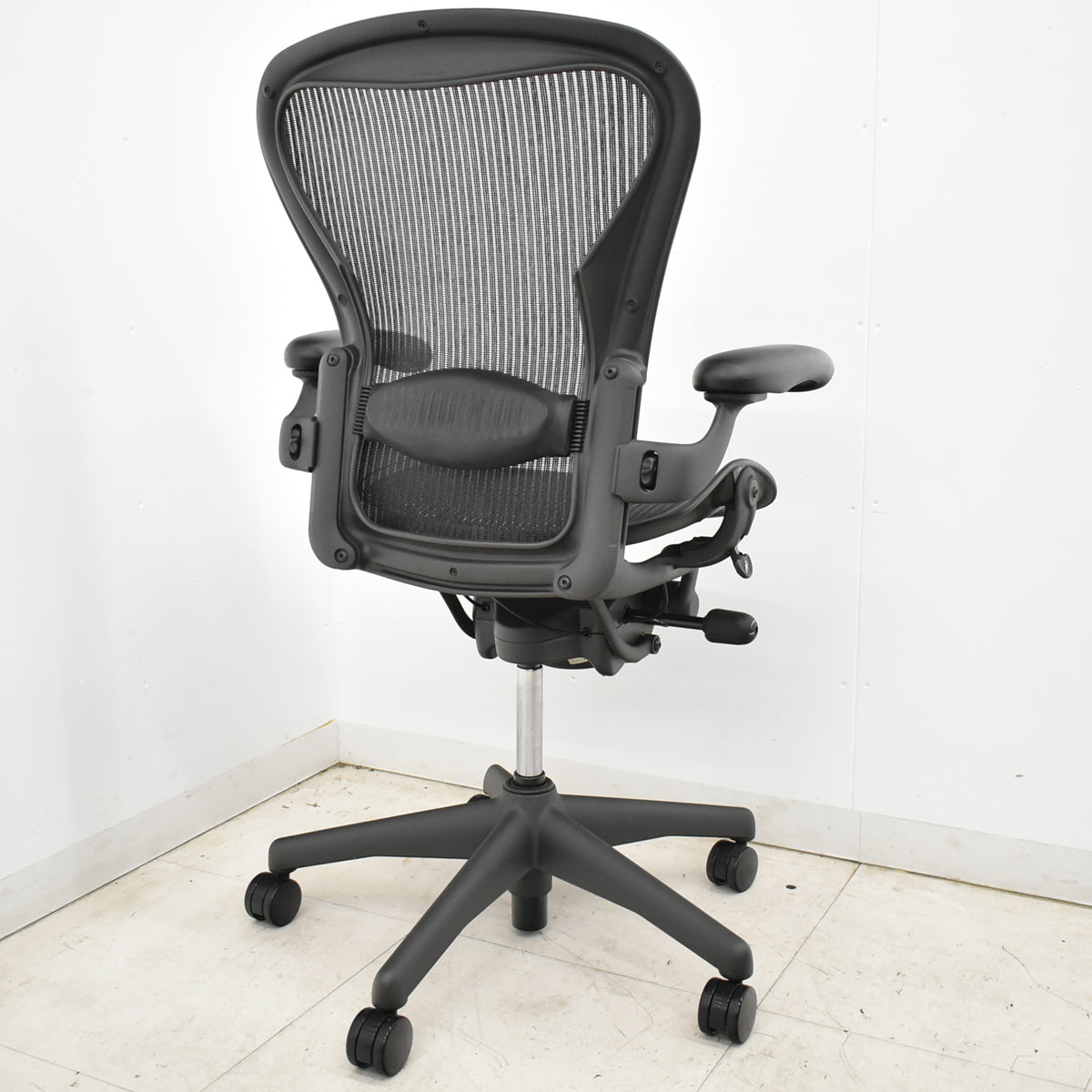 【中古】ハーマンミラー　アーロンチェア　Bサイズ　フル装備　ランバーサポート　肘ダイヤルタイプ　ガスシリンダー新品　ブラック　2026052306【中古オフィス家具】