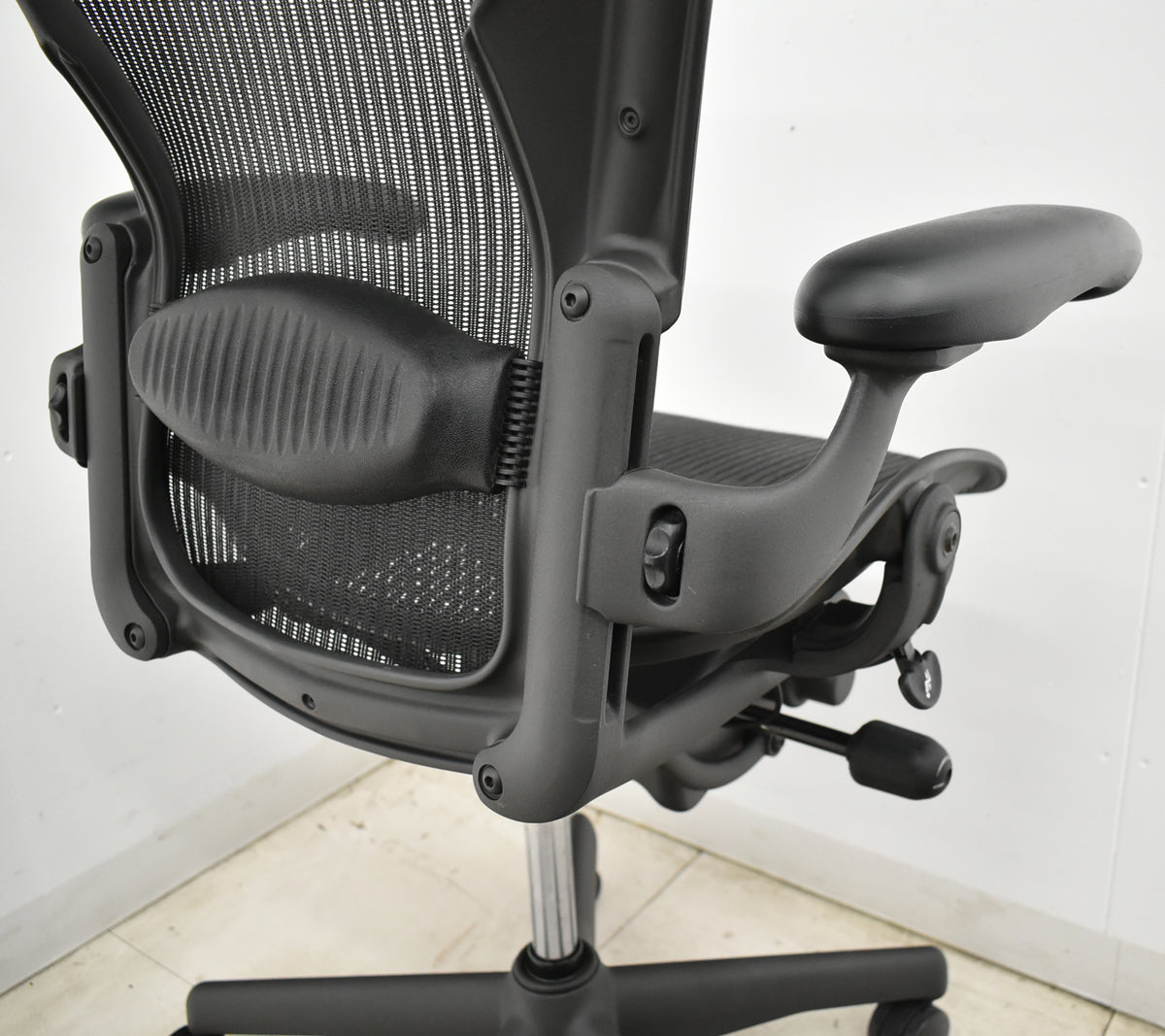 【中古】ハーマンミラー　アーロンチェア　Bサイズ　フル装備　ランバーサポート　肘ダイヤルタイプ　ガスシリンダー新品　ブラック　2026052306【中古オフィス家具】
