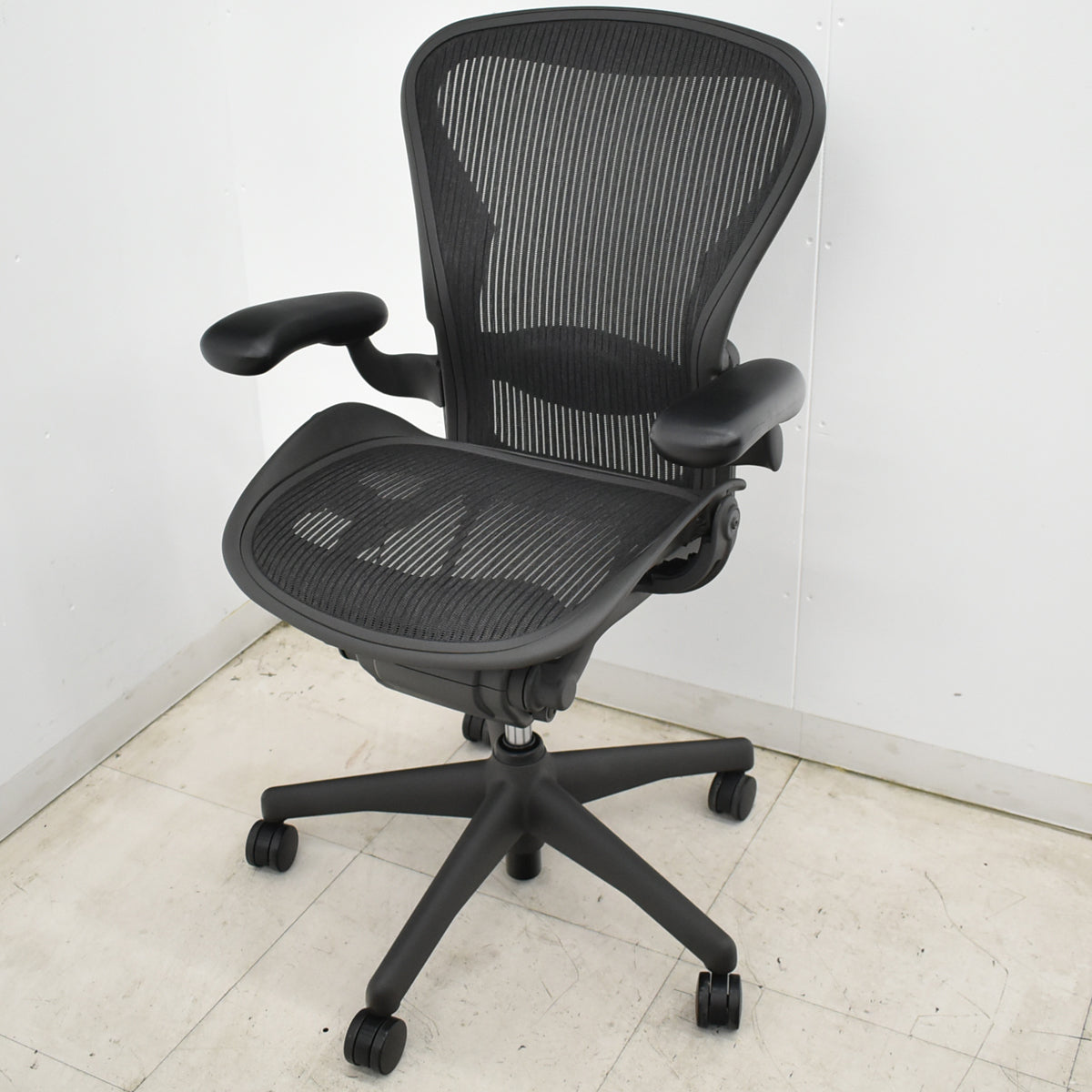 【中古】ハーマンミラー　アーロンチェア　スタンダード　Ｂサイズ　ランバーサポート　ガスシリンダー新品　ブラック　2026052501【中古オフィス家具】