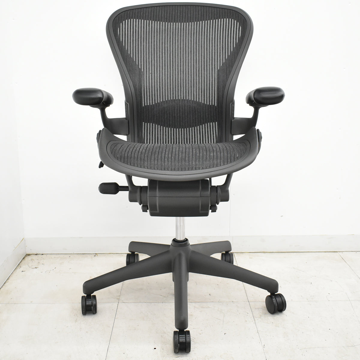 【中古】ハーマンミラー　アーロンチェア　スタンダード　Ｂサイズ　ランバーサポート　ガスシリンダー新品　ブラック　2026052501【中古オフィス家具】