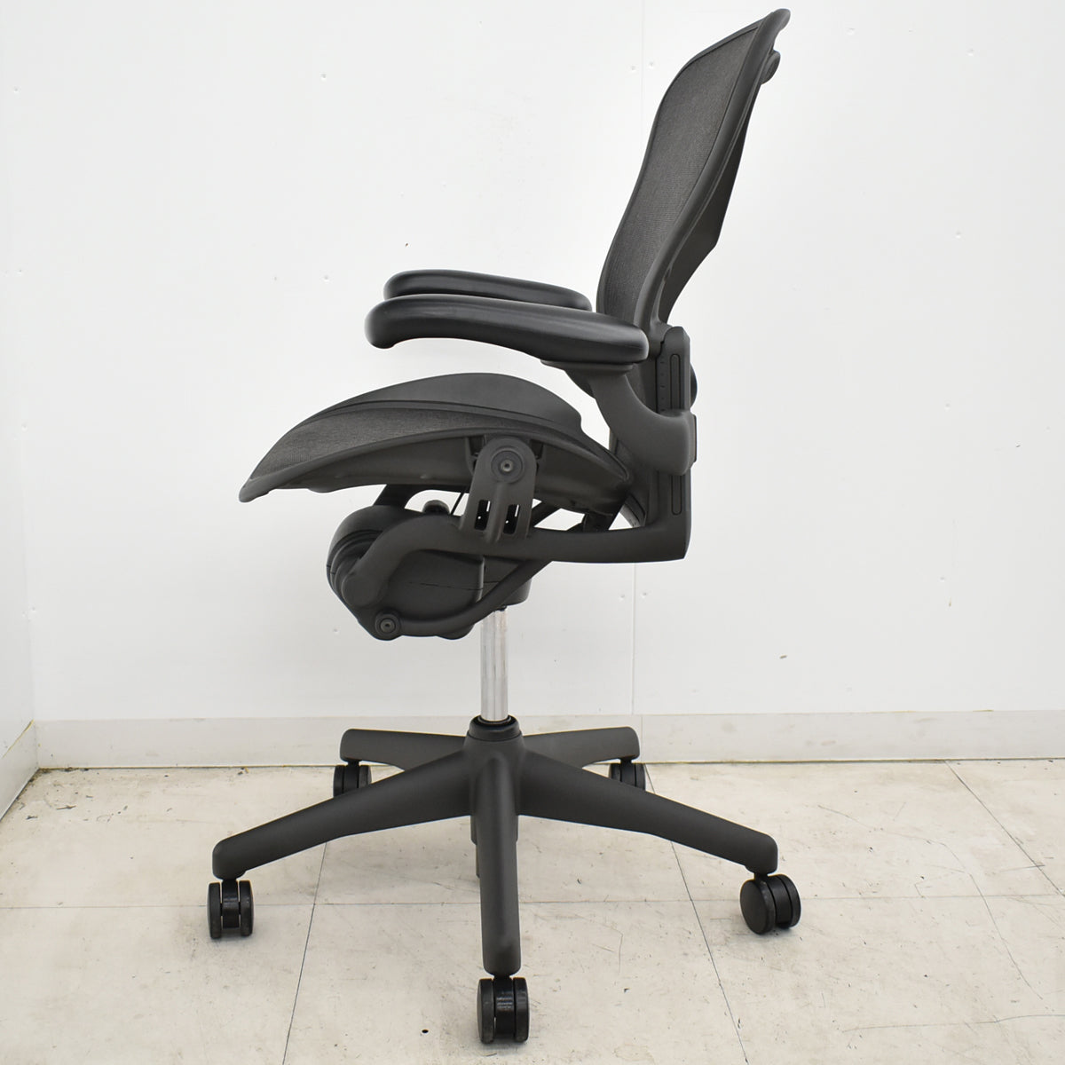 【中古】ハーマンミラー　アーロンチェア　スタンダード　Ｂサイズ　ランバーサポート　ガスシリンダー新品　ブラック　2026052501【中古オフィス家具】