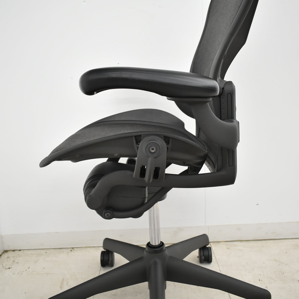 【中古】ハーマンミラー　アーロンチェア　スタンダード　Ｂサイズ　ランバーサポート　ガスシリンダー新品　ブラック　2026052501【中古オフィス家具】