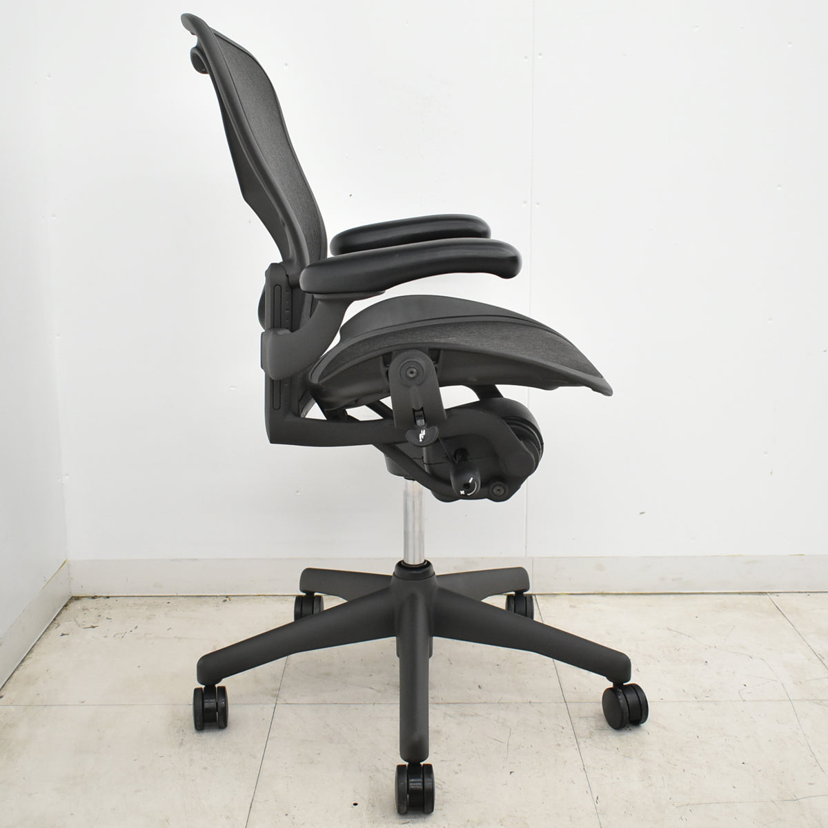 【中古】ハーマンミラー　アーロンチェア　スタンダード　Ｂサイズ　ランバーサポート　ガスシリンダー新品　ブラック　2026052501【中古オフィス家具】