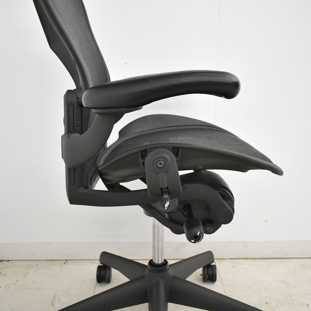 【中古】ハーマンミラー　アーロンチェア　スタンダード　Ｂサイズ　ランバーサポート　ガスシリンダー新品　ブラック　2026052501【中古オフィス家具】