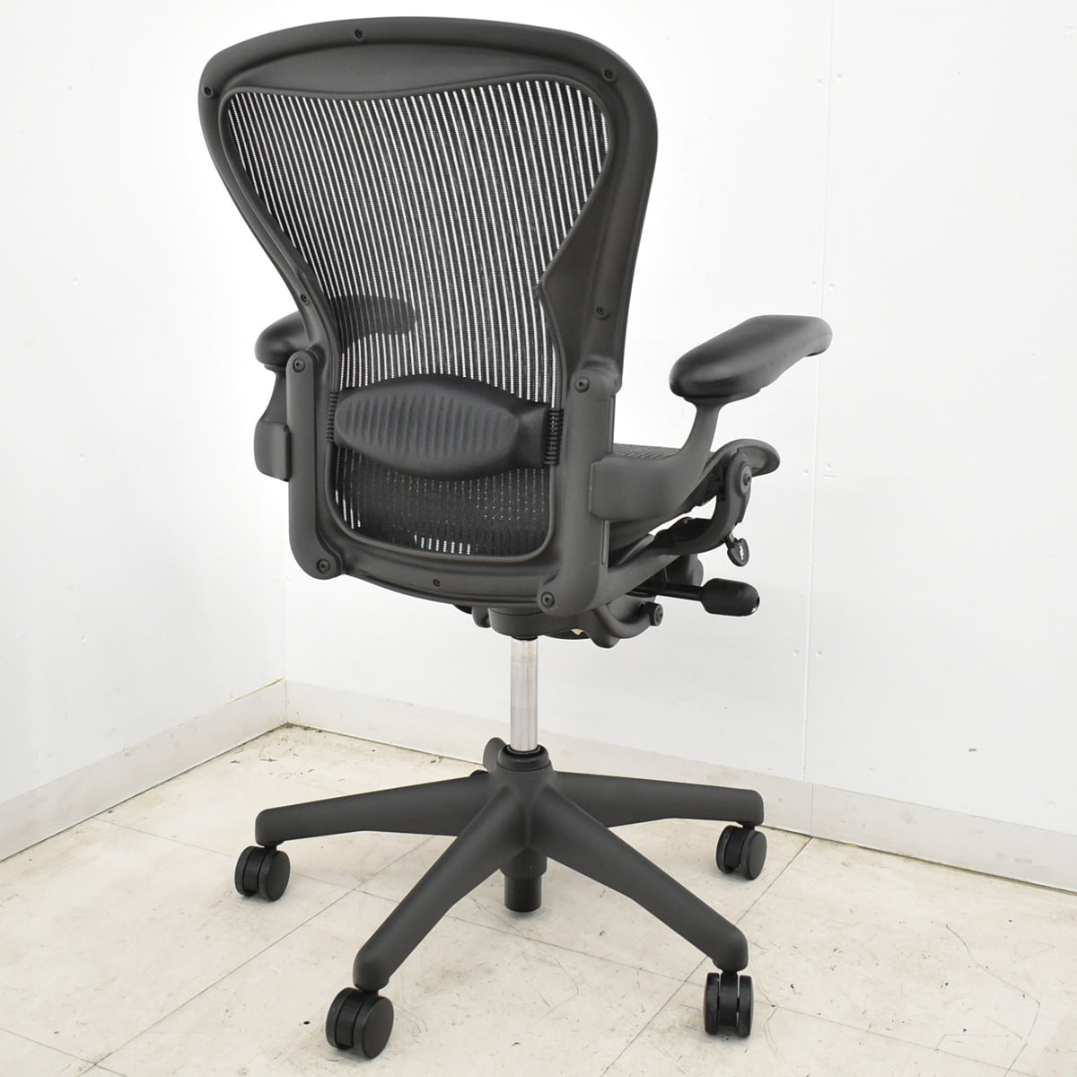 【中古】ハーマンミラー　アーロンチェア　スタンダード　Ｂサイズ　ランバーサポート　ガスシリンダー新品　ブラック　2026052501【中古オフィス家具】