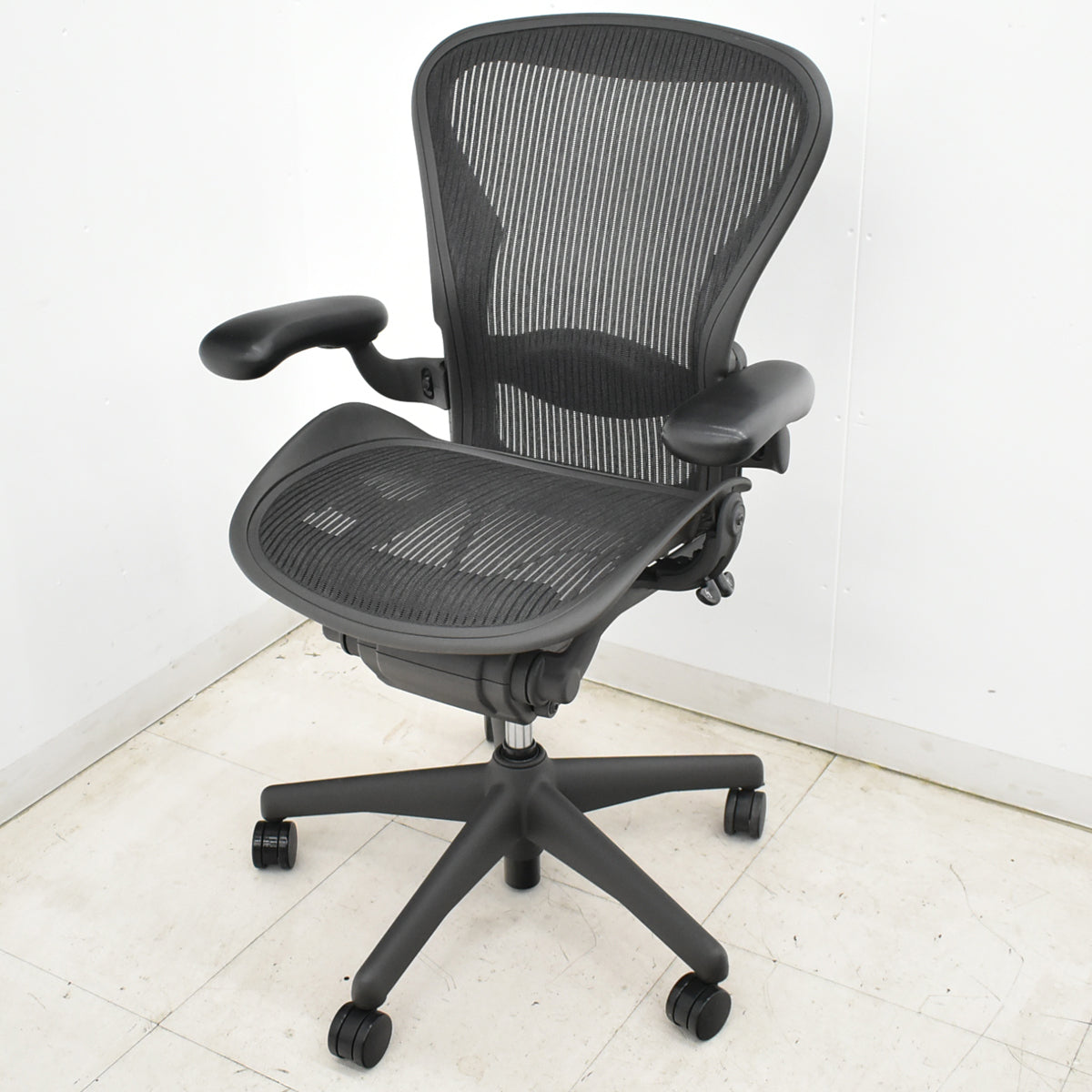 【中古】ハーマンミラー　アーロンチェア　Bサイズ　フル装備　ランバーサポート　ガスシリンダー新品　ブラック　2026052502【中古オフィス家具】