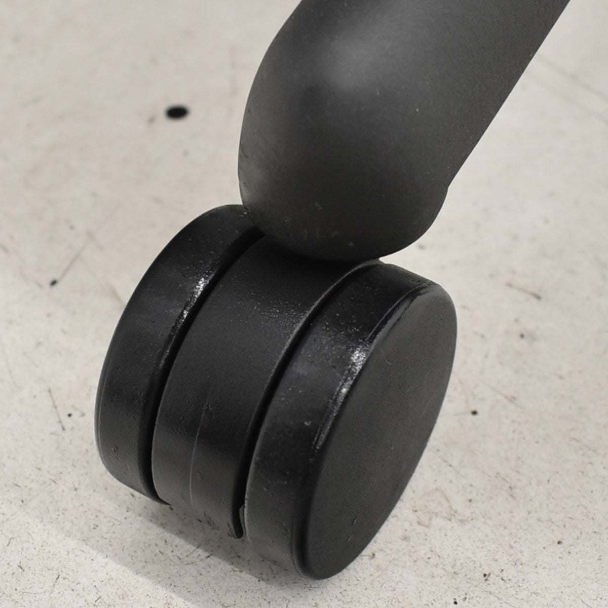 【中古】ハーマンミラー　アーロンチェア　Bサイズ　フル装備　ランバーサポート　ガスシリンダー新品　ブラック　2026052502【中古オフィス家具】