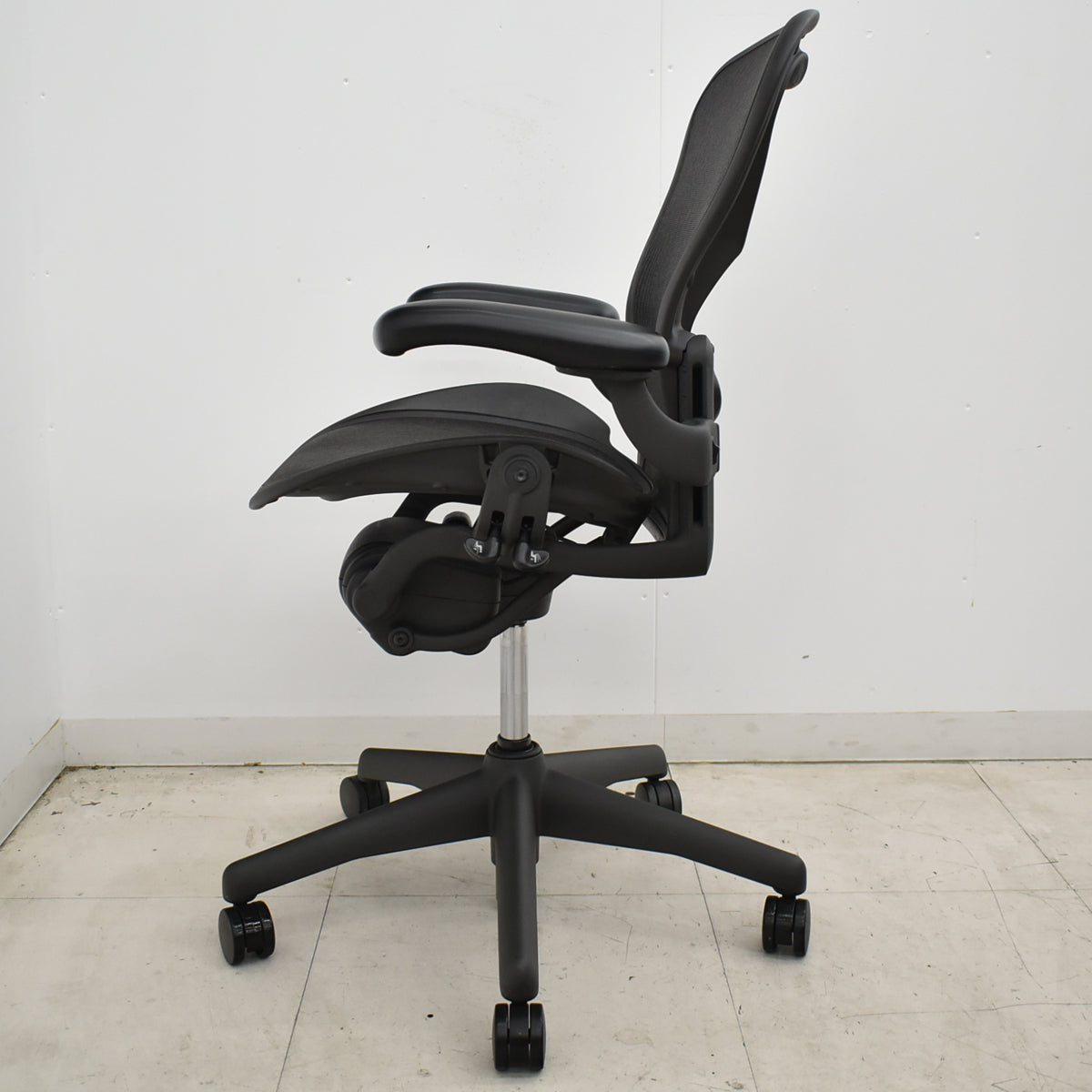 【中古】ハーマンミラー　アーロンチェア　Bサイズ　フル装備　ランバーサポート　ガスシリンダー新品　ブラック　2026052502【中古オフィス家具】