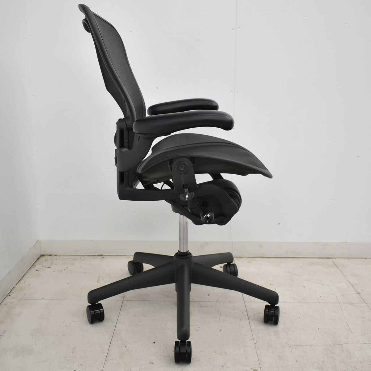 【中古】ハーマンミラー　アーロンチェア　Bサイズ　フル装備　ランバーサポート　ガスシリンダー新品　ブラック　2026052502【中古オフィス家具】