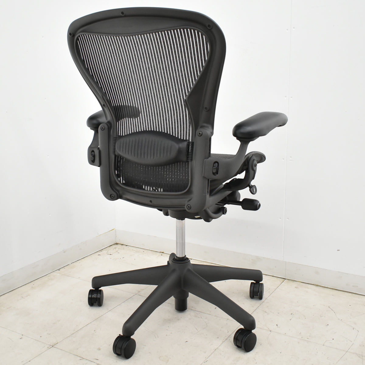 【中古】ハーマンミラー　アーロンチェア　Bサイズ　フル装備　ランバーサポート　ガスシリンダー新品　ブラック　2026052502【中古オフィス家具】