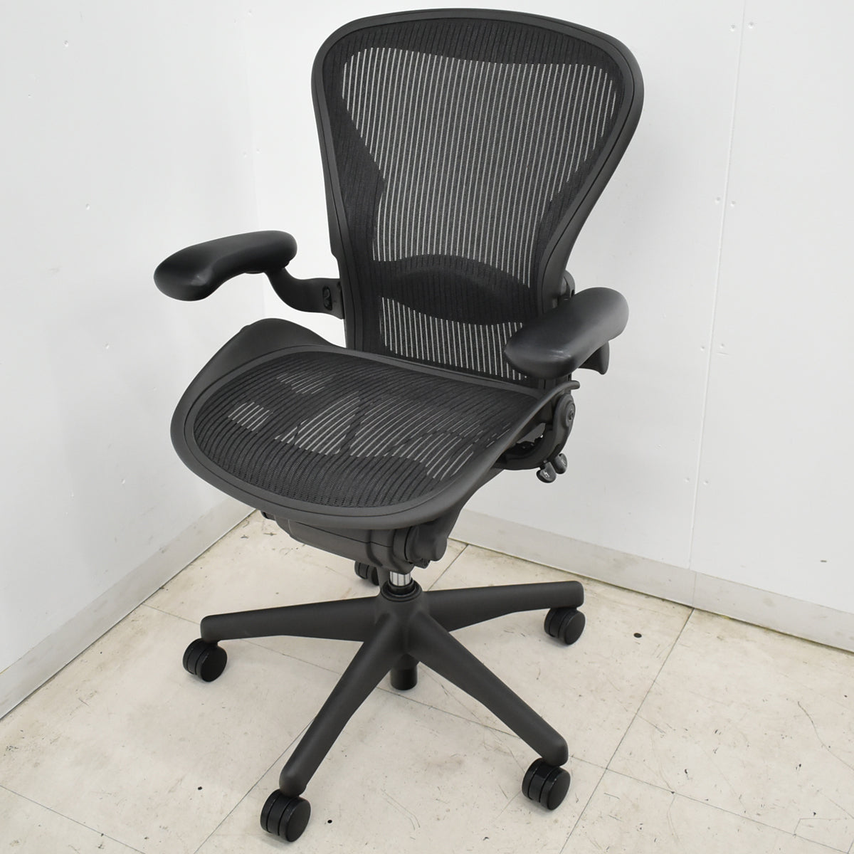 【中古】ハーマンミラー　アーロンチェア　Bサイズ　フル装備　ランバーサポート　ガスシリンダー新品　ブラック　2026052503【中古オフィス家具】