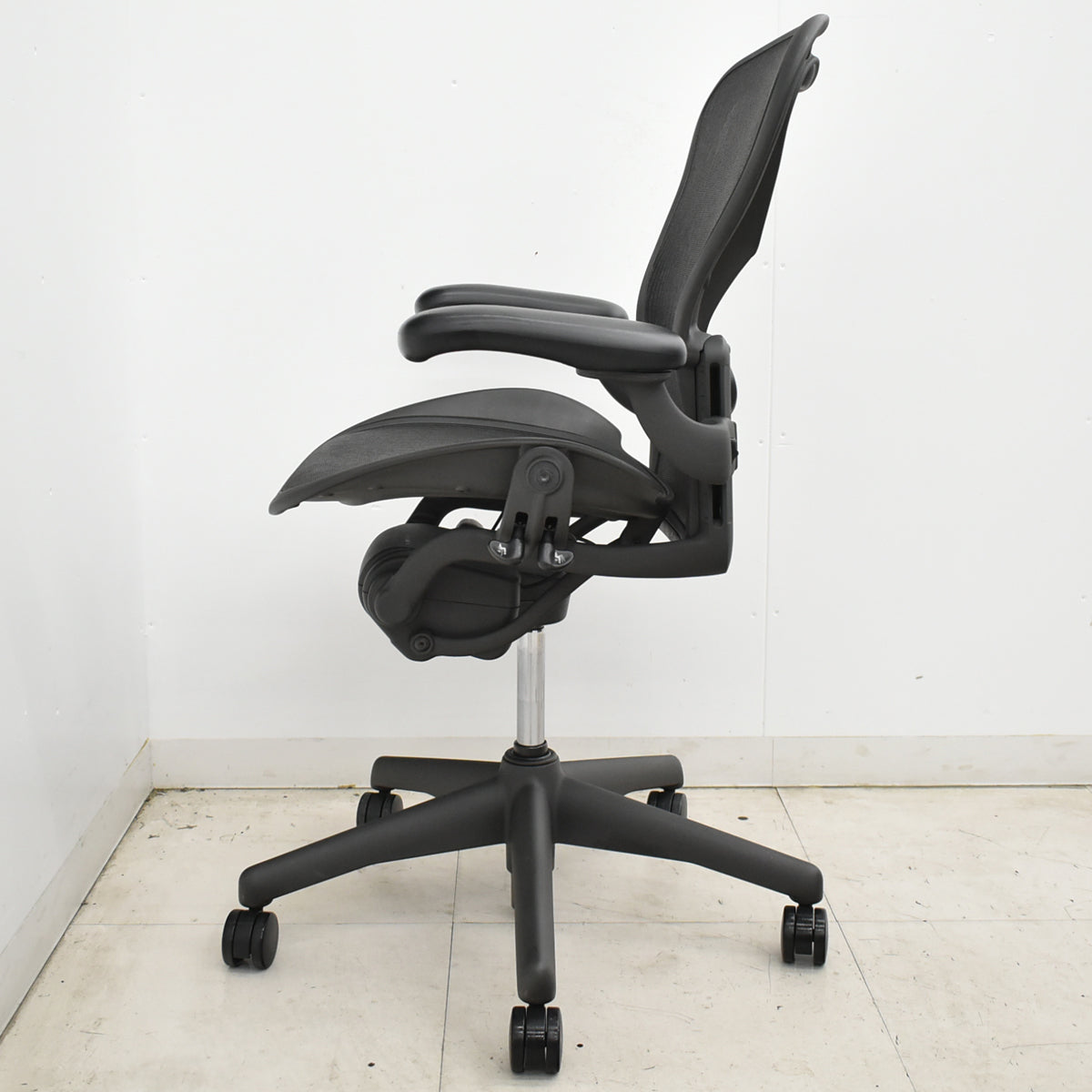 【中古】ハーマンミラー　アーロンチェア　Bサイズ　フル装備　ランバーサポート　ガスシリンダー新品　ブラック　2026052503【中古オフィス家具】