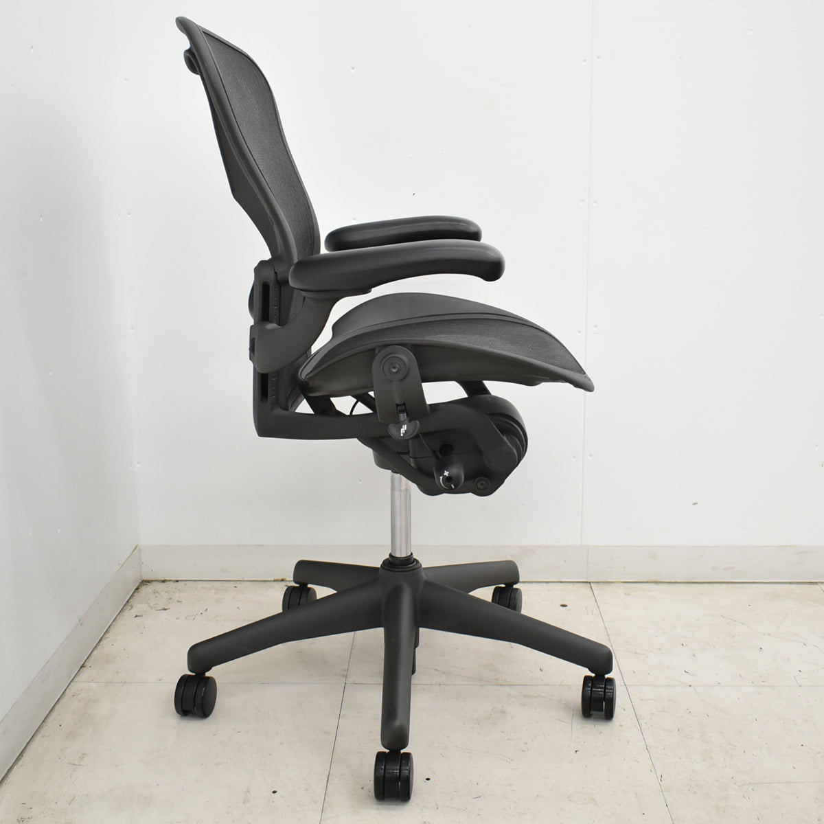【中古】ハーマンミラー　アーロンチェア　Bサイズ　フル装備　ランバーサポート　ガスシリンダー新品　ブラック　2026052503【中古オフィス家具】