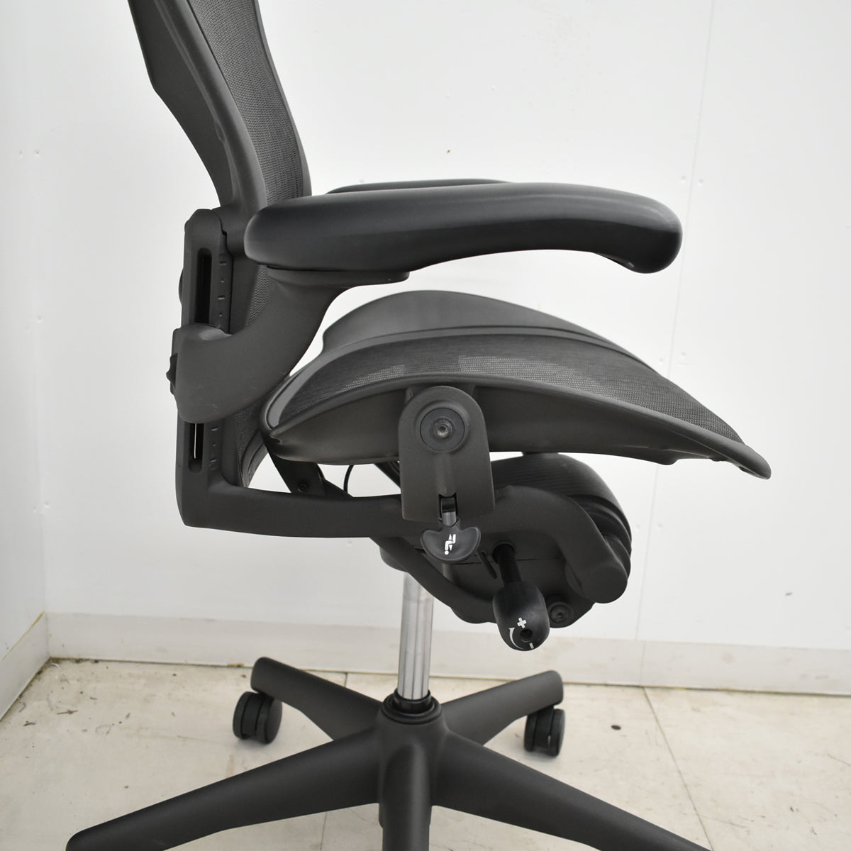 【中古】ハーマンミラー　アーロンチェア　Bサイズ　フル装備　ランバーサポート　ガスシリンダー新品　ブラック　2026052503【中古オフィス家具】