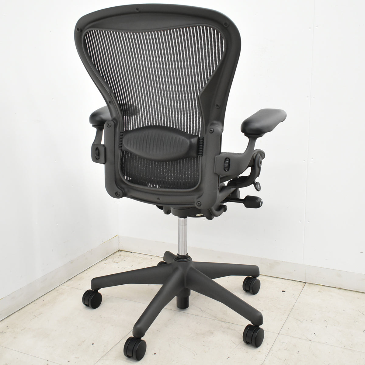 【中古】ハーマンミラー　アーロンチェア　Bサイズ　フル装備　ランバーサポート　ガスシリンダー新品　ブラック　2026052503【中古オフィス家具】