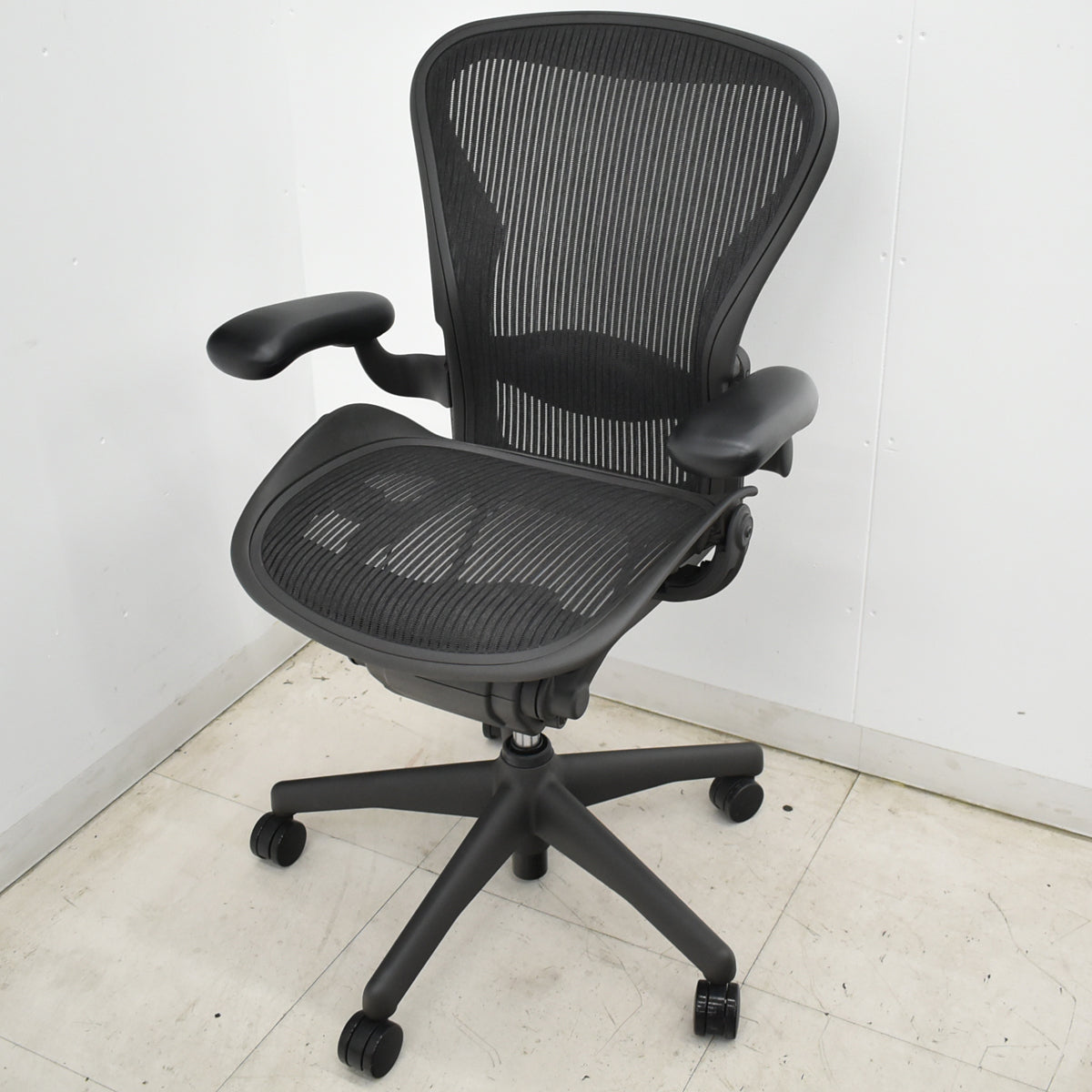 【中古】ハーマンミラー　アーロンチェア　スタンダード　Ｂサイズ　ランバーサポート　ガスシリンダー新品　ブラック　2026052504【中古オフィス家具】