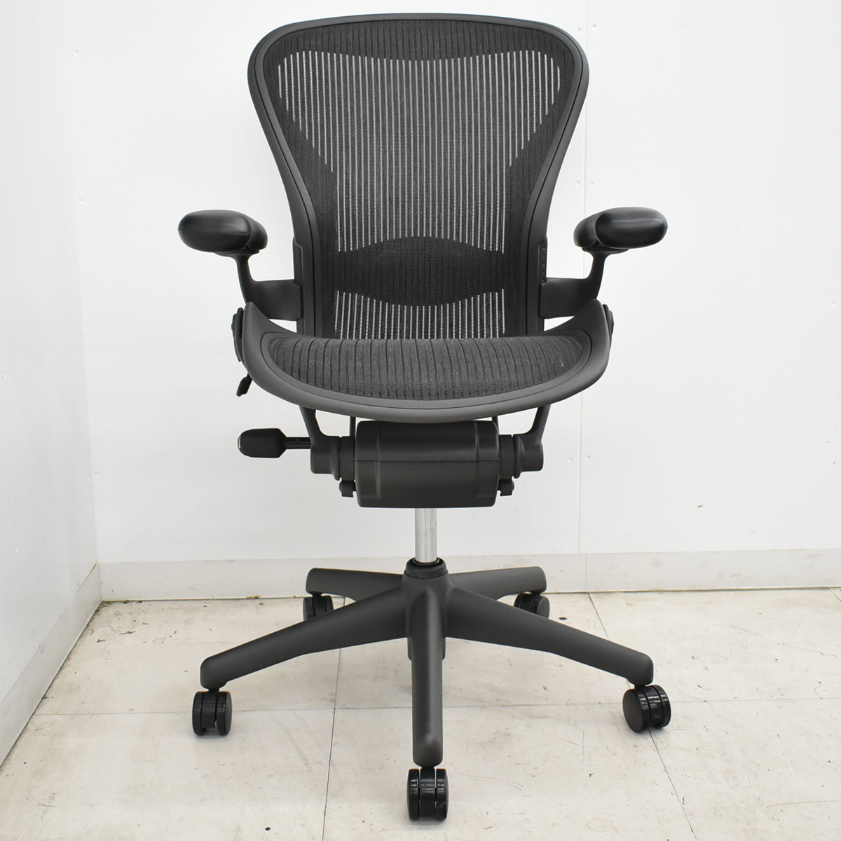 【中古】ハーマンミラー　アーロンチェア　スタンダード　Ｂサイズ　ランバーサポート　ガスシリンダー新品　ブラック　2026052504【中古オフィス家具】