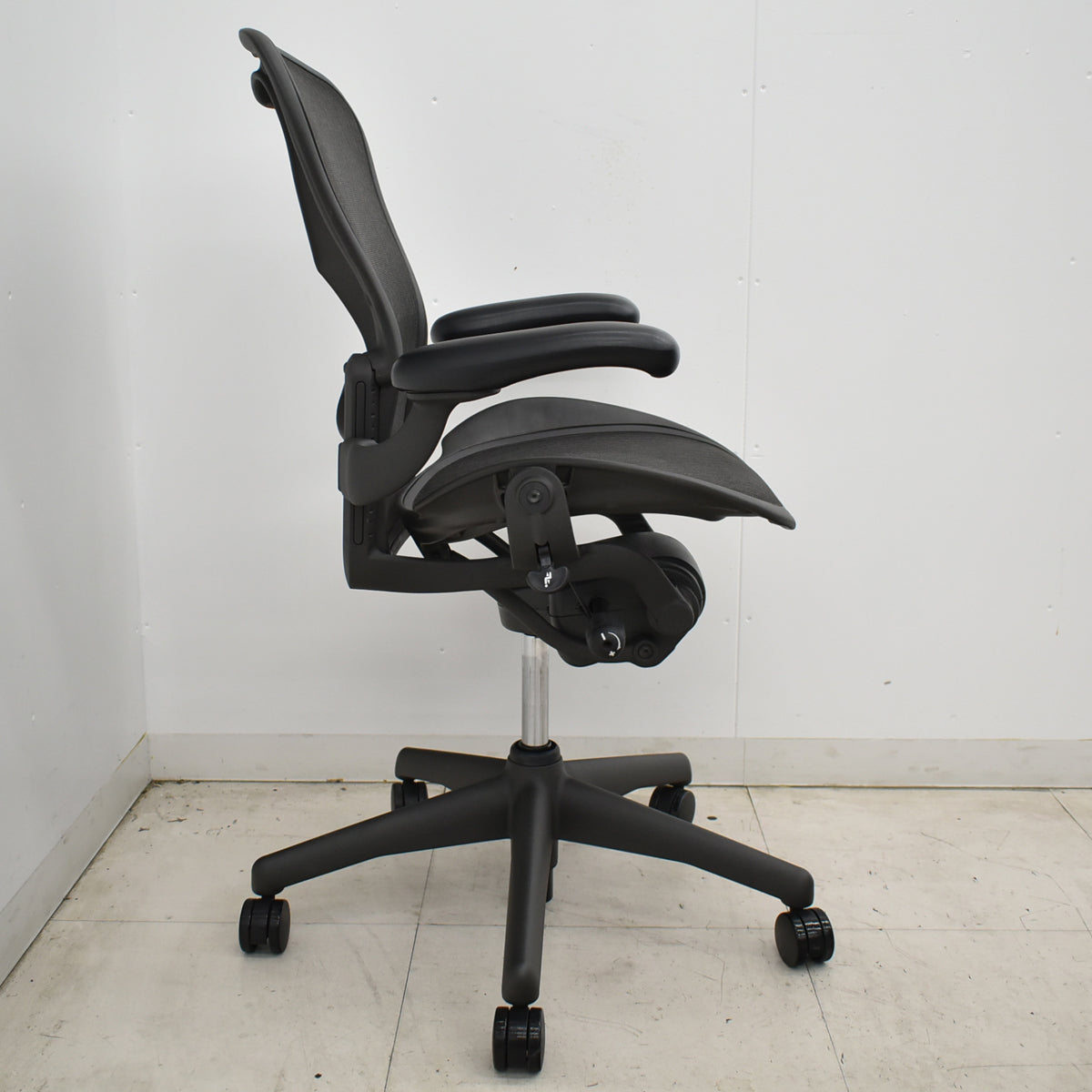 【中古】ハーマンミラー　アーロンチェア　スタンダード　Ｂサイズ　ランバーサポート　ガスシリンダー新品　ブラック　2026052504【中古オフィス家具】