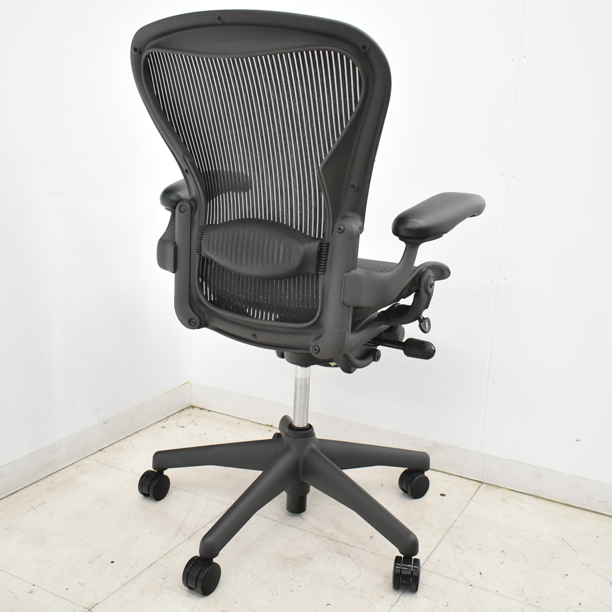 【中古】ハーマンミラー　アーロンチェア　スタンダード　Ｂサイズ　ランバーサポート　ガスシリンダー新品　ブラック　2026052504【中古オフィス家具】