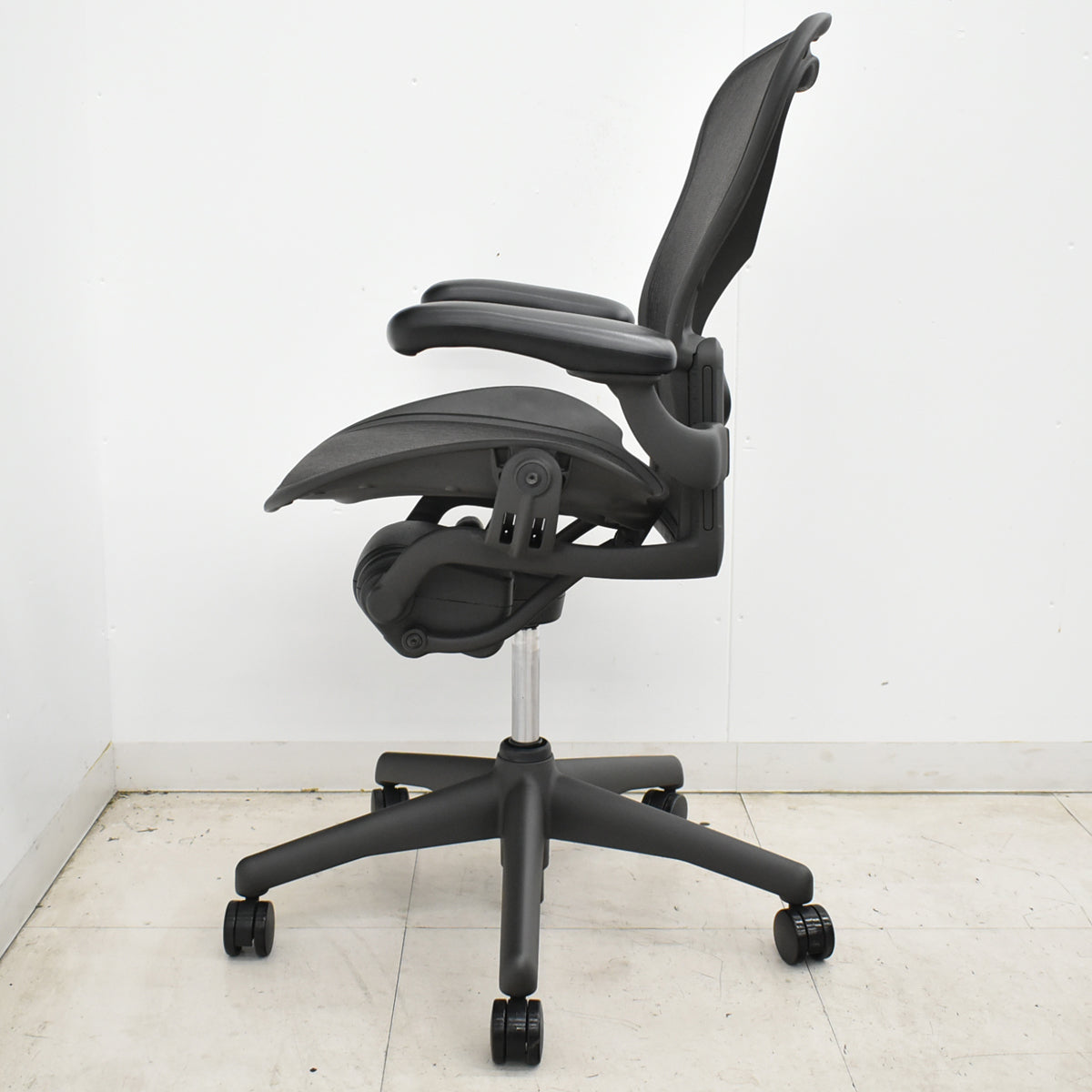 【中古】ハーマンミラー　アーロンチェア　スタンダード　Ｂサイズ　ランバーサポート　ガスシリンダー新品　ブラック　2026052504【中古オフィス家具】