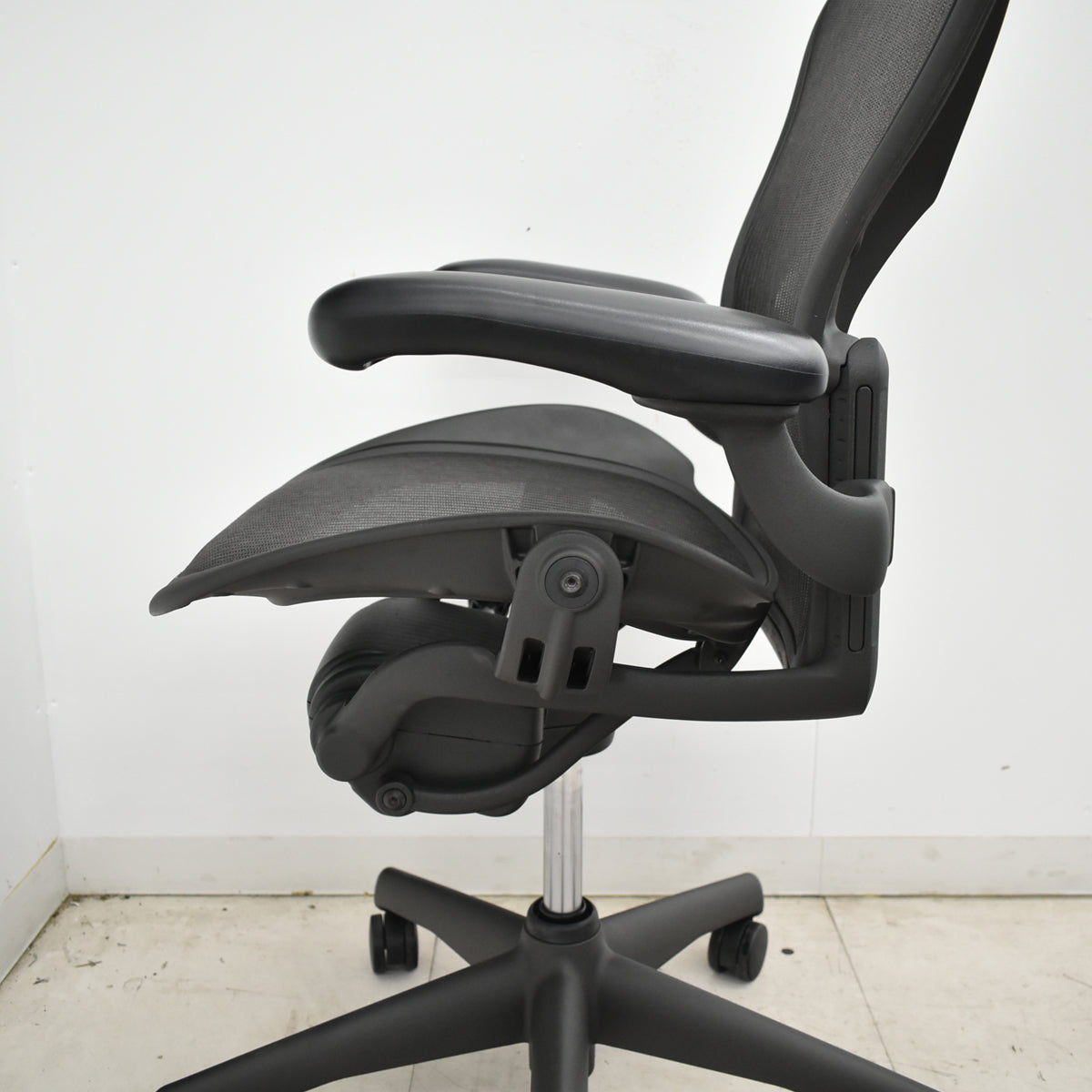 【中古】ハーマンミラー　アーロンチェア　スタンダード　Ｂサイズ　ランバーサポート　ガスシリンダー新品　ブラック　2026052504【中古オフィス家具】